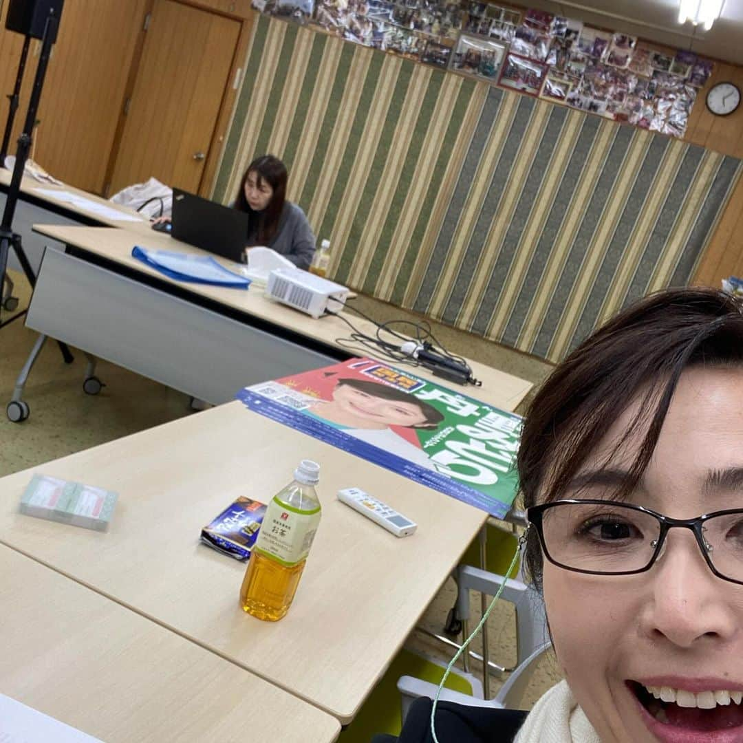 丹野みどりさんのインスタグラム写真 - (丹野みどりInstagram)「様々な作業を3名の女性が 手伝ってくれました  新しいポスターで街宣グッズ作り パソコン打ち込み作業 礼状の郵送準備  他にも これまで一人でやっていた業務を 少しずつ移譲してお任せし始めました  私はこれまで何でも自分で抱え込み 一人でやり遂げることを是として 生きてきました  でも 政治活動、選挙活動においては真逆  一人でも多くの方と一緒に 力を合わせられるか  やらなければならないことが 日々山積しています  演説や面談でのトークスキルなど 改善向上すべき点も多々ありますし 街頭活動や訪問活動 様々な発注や事務作業 選挙区は広く プレッシャーも勿論あります  しかし  どうしても  どうしても  今の政治を変えたい 社会を未来をより良くしたい  自分で決めた道 覚悟を再自覚し 明日も前進します  #ボランティア #国民民主党 #愛知県 #豊田市 #みよし市 #衆議院議員選挙 #衆院愛知11区 #国民民主党にワクワク #丹野みどり」12月7日 22時35分 - midorimarron