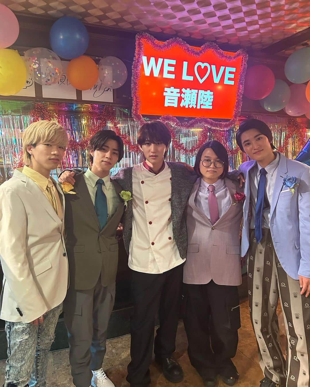 Maybe 恋が聴こえるのインスタグラム：「✏️️ #メイこい 撮影日記  WE L♡VE 音瀬陸  イケボファイブが久しぶりの登場💛💚❤️💜💙  「喜びも悲しみも五等分なんです！」 "五等分の気持ち"が聴きたくなったら いつでもTikTokへ💨  第8週は TVerで見逃し配信中！！  毎週月曜〜木曜深夜放送🎬 ꒰ Maybe 恋が聴こえる꒱」