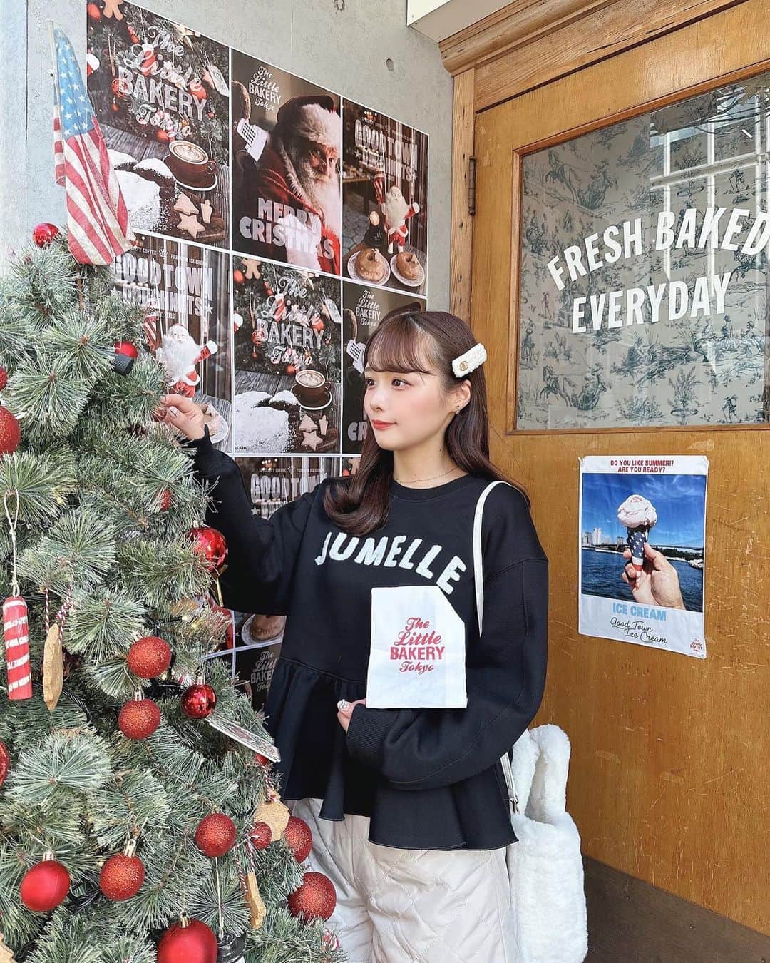 計良日向子（ひなひ）さんのインスタグラム写真 - (計良日向子（ひなひ）Instagram)「. クリスマス装飾が可愛いカフェ🎄🎁 @thelittlebakerytokyo ♥️ . . . クリスマスの時期になると毎年行く 大人気でお気に入りのカフェ♡ 今年も大人気で基本的にずっと満席❄️ クリスマスって本当に可愛くて最高🥹🫶 . . . 👗トップス @jumelle_jp . 👗ボトムス @grl_official . 👜バッグ @grl_official . 👢ブーツ @wego_official . . . . #表参道カフェ #明治神宮前カフェ #原宿カフェ #東京カフェ #カフェ巡り #jumelle #ジュメロ #grl #グレイル」12月7日 22時28分 - kerahinako1105
