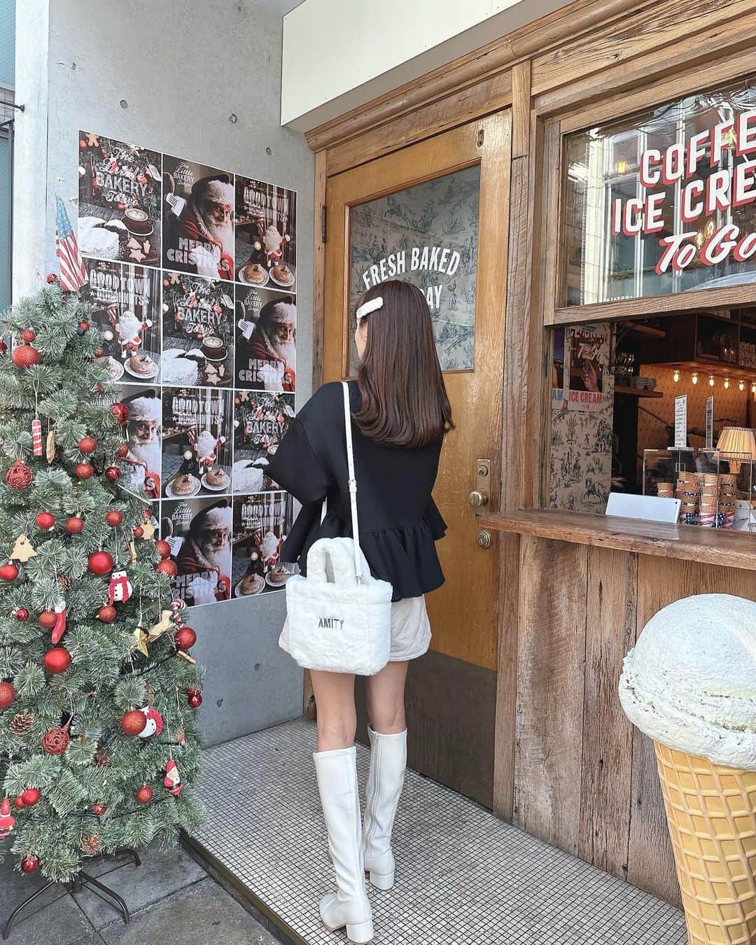 計良日向子（ひなひ）さんのインスタグラム写真 - (計良日向子（ひなひ）Instagram)「. クリスマス装飾が可愛いカフェ🎄🎁 @thelittlebakerytokyo ♥️ . . . クリスマスの時期になると毎年行く 大人気でお気に入りのカフェ♡ 今年も大人気で基本的にずっと満席❄️ クリスマスって本当に可愛くて最高🥹🫶 . . . 👗トップス @jumelle_jp . 👗ボトムス @grl_official . 👜バッグ @grl_official . 👢ブーツ @wego_official . . . . #表参道カフェ #明治神宮前カフェ #原宿カフェ #東京カフェ #カフェ巡り #jumelle #ジュメロ #grl #グレイル」12月7日 22時28分 - kerahinako1105