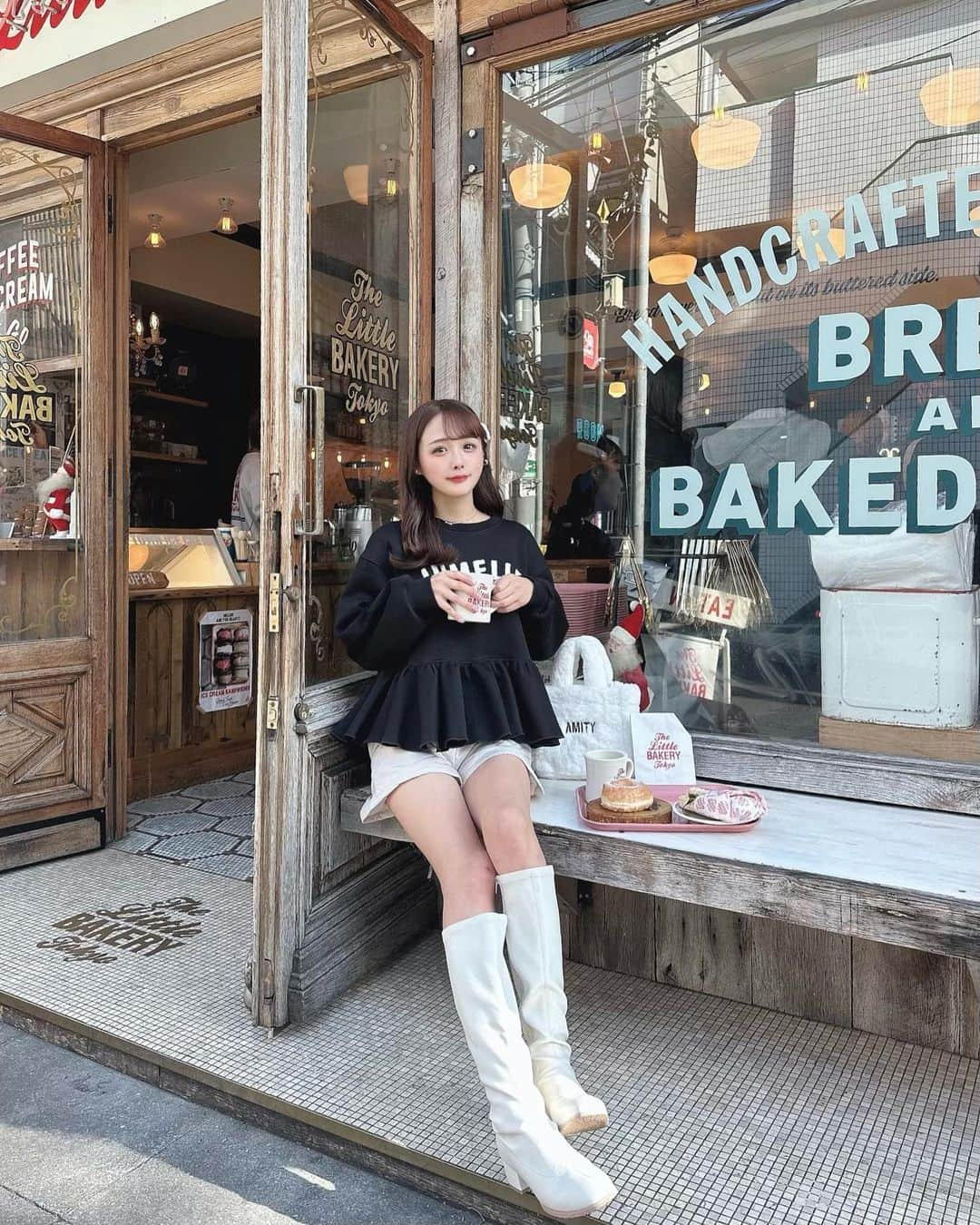 計良日向子（ひなひ）のインスタグラム：「. クリスマス装飾が可愛いカフェ🎄🎁 @thelittlebakerytokyo ♥️ . . . クリスマスの時期になると毎年行く 大人気でお気に入りのカフェ♡ 今年も大人気で基本的にずっと満席❄️ クリスマスって本当に可愛くて最高🥹🫶 . . . 👗トップス @jumelle_jp . 👗ボトムス @grl_official . 👜バッグ @grl_official . 👢ブーツ @wego_official . . . . #表参道カフェ #明治神宮前カフェ #原宿カフェ #東京カフェ #カフェ巡り #jumelle #ジュメロ #grl #グレイル」