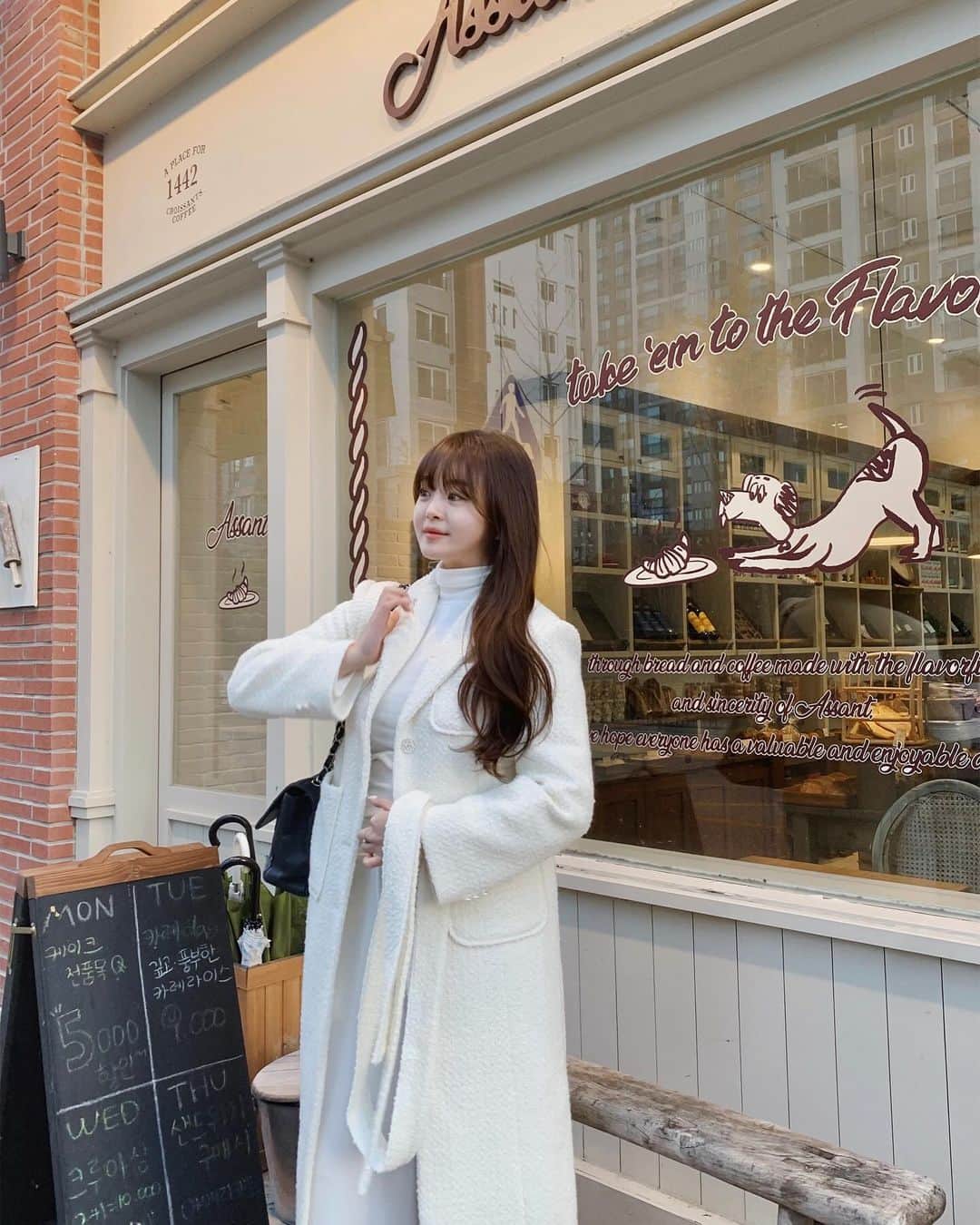 スヒョンさんのインスタグラム写真 - (スヒョンInstagram)「♥ 작년에 연말룩이고 뭐고 집앞이고 맨날 입고 다녀서 지인들이 너 코트 그거밖에 없냐고 했던 #트위드 #롱코트 업뎃 완료 🧥 ⠀⠀⠀⠀ 12년도에 쇼핑몰 오픈하고 10년 넘게 지난 지금까지도 고민하고 고민했었던 #전제품무료배송 💪🏻👧🏻🤳🏻 ⠀⠀⠀⠀ 🚚 드디어 변경했어요 ! 하나만 구매하셔도 #무료배송 입니다 ⠀⠀⠀⠀ 간만에 다시 의류 하려니 바뀐 것도 많고 미흡한 부분이 많은 거 같아서 매일 공부하고 있어유 열심히 하게씀다 많이 혼내주세유 𝑱𝒂𝒏𝒈𝒔𝒖𝒉𝒚𝒖𝒏」12月7日 22時31分 - jshs2