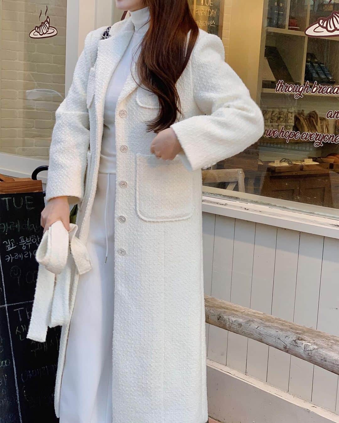 スヒョンさんのインスタグラム写真 - (スヒョンInstagram)「♥ 작년에 연말룩이고 뭐고 집앞이고 맨날 입고 다녀서 지인들이 너 코트 그거밖에 없냐고 했던 #트위드 #롱코트 업뎃 완료 🧥 ⠀⠀⠀⠀ 12년도에 쇼핑몰 오픈하고 10년 넘게 지난 지금까지도 고민하고 고민했었던 #전제품무료배송 💪🏻👧🏻🤳🏻 ⠀⠀⠀⠀ 🚚 드디어 변경했어요 ! 하나만 구매하셔도 #무료배송 입니다 ⠀⠀⠀⠀ 간만에 다시 의류 하려니 바뀐 것도 많고 미흡한 부분이 많은 거 같아서 매일 공부하고 있어유 열심히 하게씀다 많이 혼내주세유 𝑱𝒂𝒏𝒈𝒔𝒖𝒉𝒚𝒖𝒏」12月7日 22時31分 - jshs2