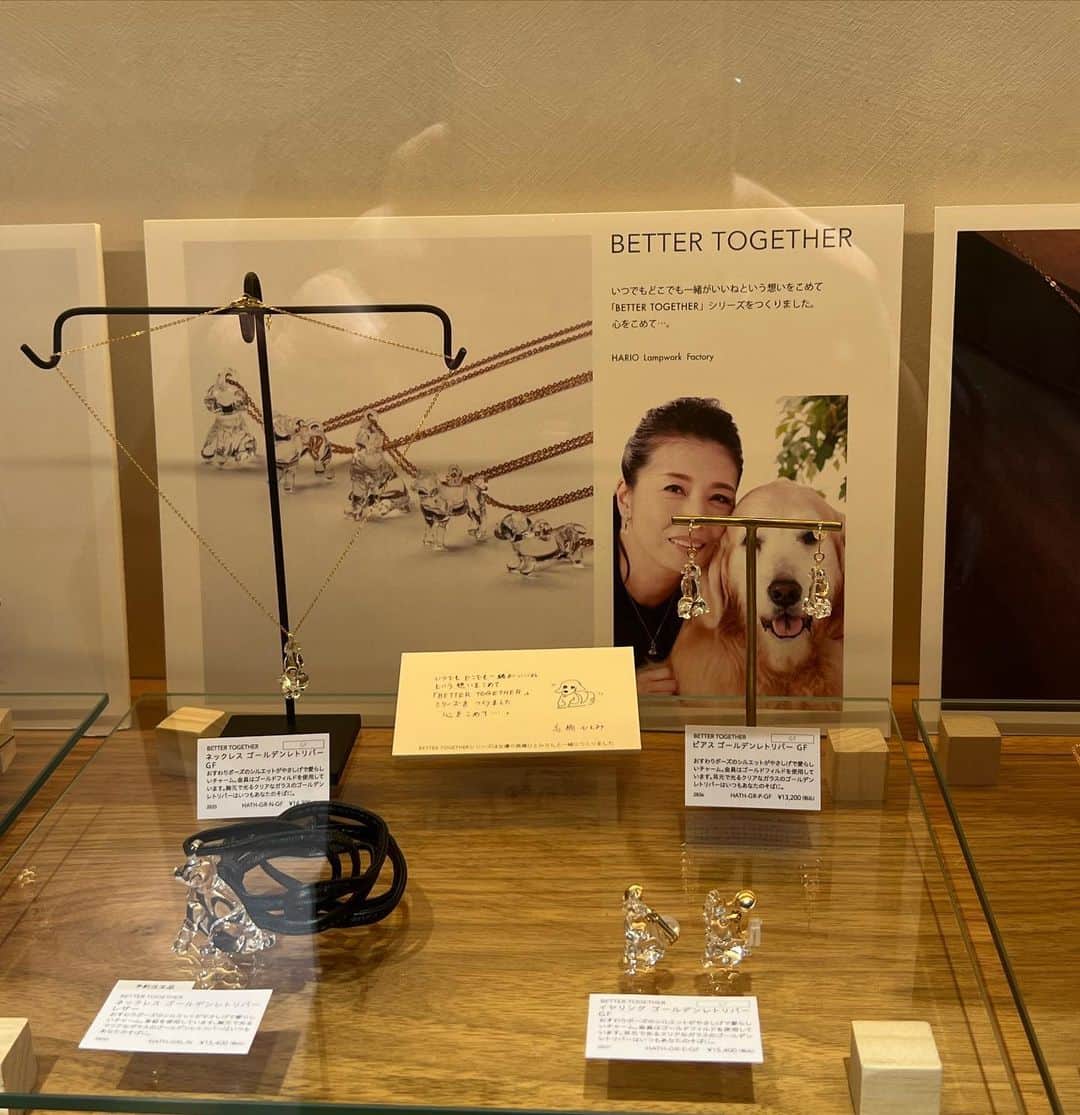 高橋ひとみのインスタグラム：「伊勢丹新宿店　本館5階　ペットケア用品ショップ「Paddy by WAFONA」さんでHARIO ランプワークファクトリーさんと一緒に作らせていただいたももえをモチーフとした耐熱ガラスアクセサリー『Better Together 』シリーズの販売が再開しました🐶 @paddy_shinjuku  #hariolampworkfactory @hario_lwf @better_together_hariolwf #伊勢丹新宿店」