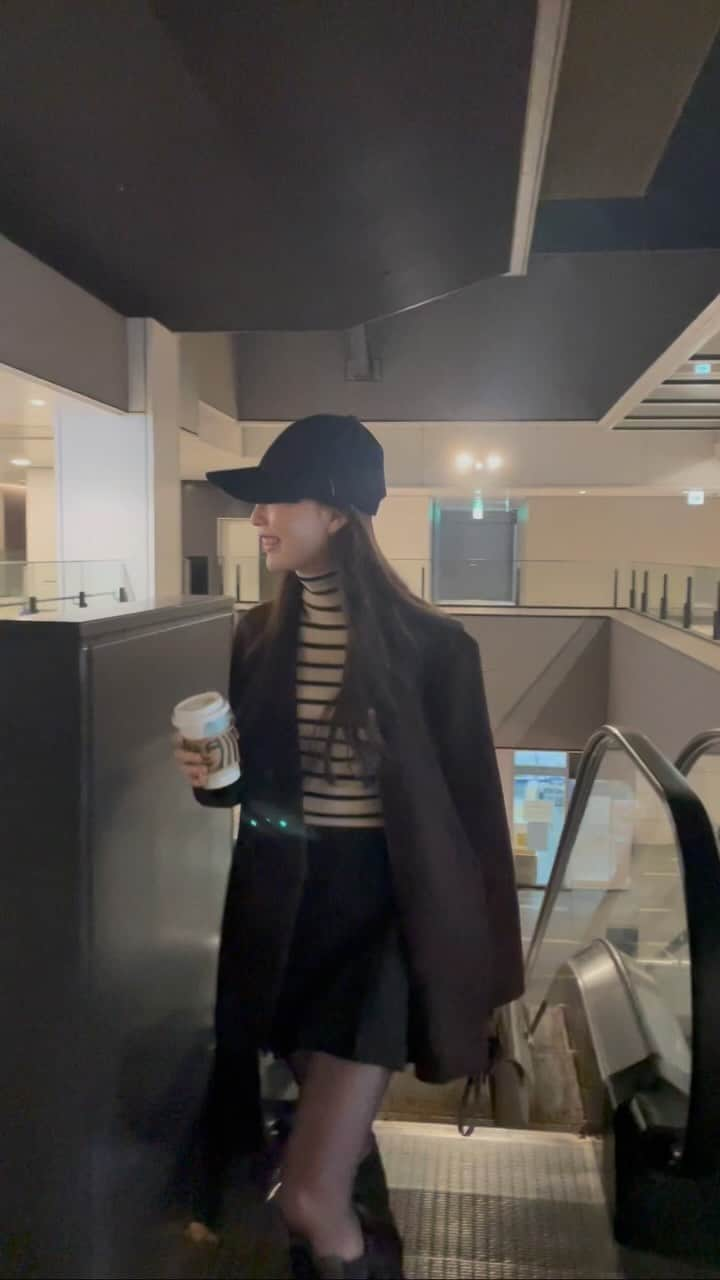 櫻田結子のインスタグラム：「turtle @uniqlo_jp  jacket @meing.official  skirt @zara  cap @varzar.official_jp   タートル×ジャケット 昔から好きな組み合わせ😽👢🤍  #yuppoco_code ⁡#骨格ウェーブ #骨格ウェーブコーデ  #uniqlo #uniqloコーデ #uniqlo新作 #ユニクロ #ユニクロコーデ #ユニクロ購入品 #ユニクロ新作 #ユニクロきれいめ部 #エクストラファインメリノリブタートルネックセーター#meing #ミイン #ZARA #ロングブーツ#大人」