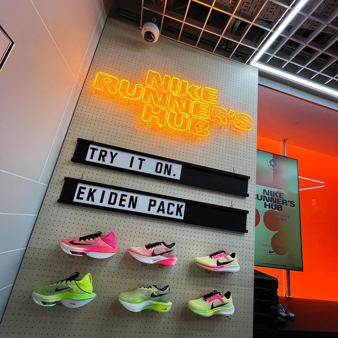 柴田聡さんのインスタグラム写真 - (柴田聡Instagram)「明日オープンの 「Nike Ginza Opening Event  -We Run Ginza-」 にお越し頂いたみなさん 有難うございました！！  ランナーに特化した、世界初となる 「Nike Runner’s Hub」を始め ランナーに嬉しいサービスが設置される Nike Ginza！  オープンに先駆け、抽選にて招待された みなさんだけが楽しめるオープニングイベントの MCを上野智子さんとツインで担当♪  なんと言っても、MGCにて熱戦を繰り広げた 鈴木優花選手、一山麻緒選手、細田あい選手が スペシャルゲストで登場！  参加者と一緒に走るだけでなく、 直接お話しが出来る時間ありと、 とにかくプレミアムな夜☆  参加者のみなさんが 羨ましいなぁと思う瞬間も しばしば♪  何より参加者も店内も全て オシャレでキラキラしていました☆  オープンしたら改めて 遊びに行こっと^ ^」12月7日 22時37分 - satorushiba