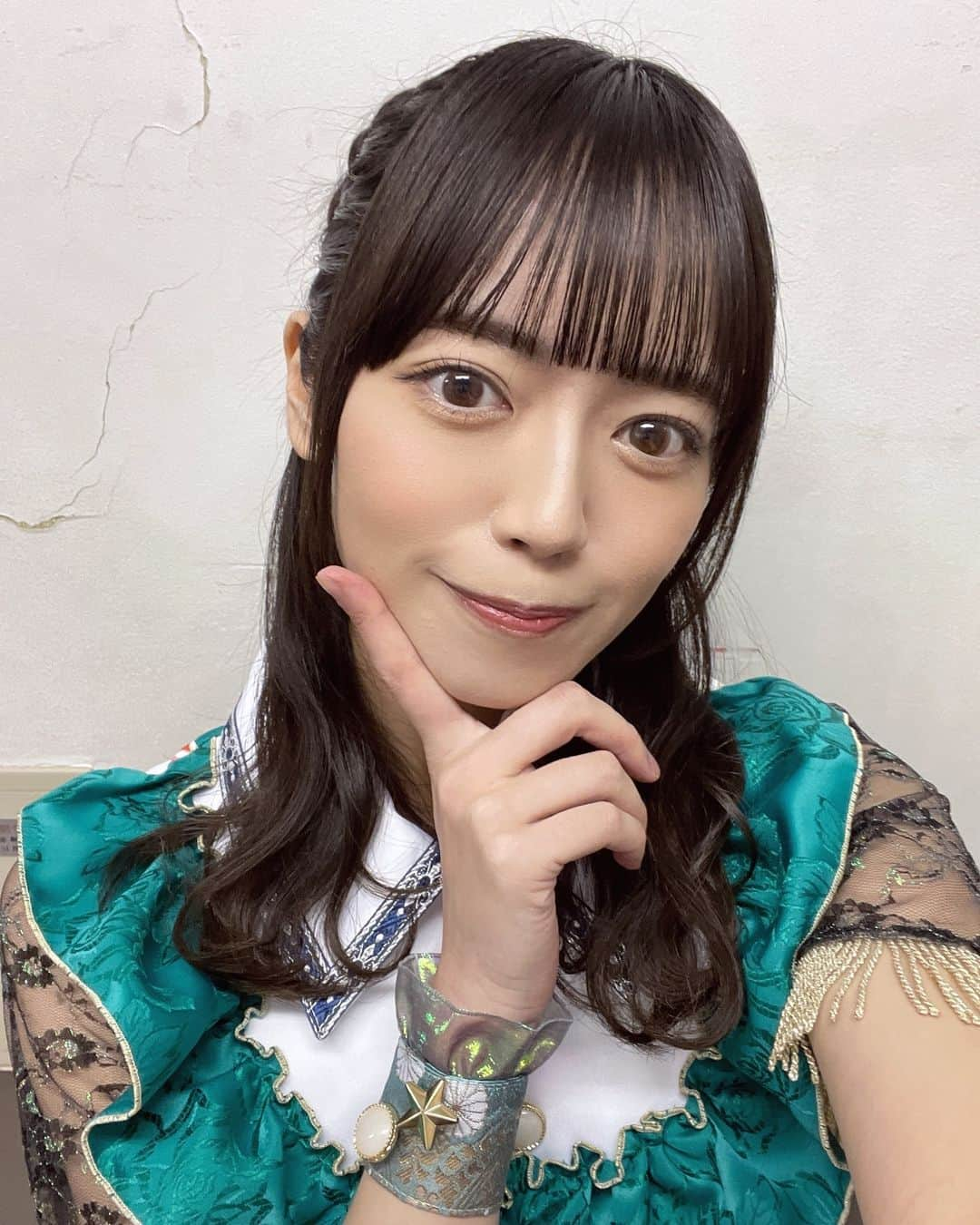 佐藤絵里香のインスタグラム：「...  新衣装…💚🫧  今日は編み込みハーフアップ☺️  いつもとちょっと違うところがあるんだけどわかる~?  わかって笑  . . . #アイドル #アイドルヘア #衣装 #アイドル衣装 #ミントグリーン #followme #japanesegirl #japaneseidol #costume」