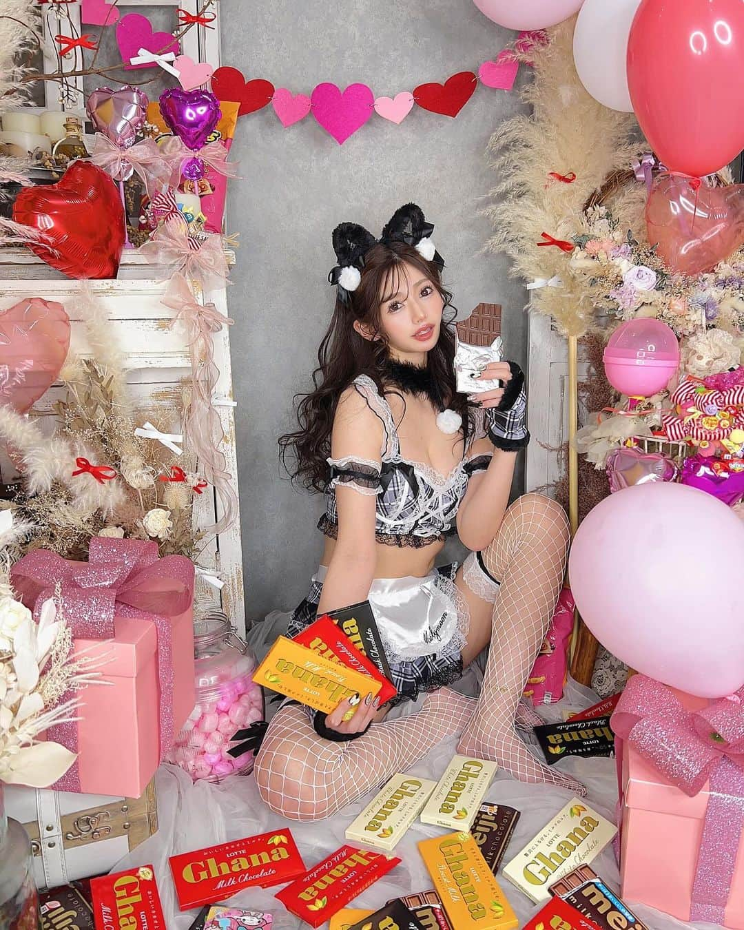 堀井大輔さんのインスタグラム写真 - (堀井大輔Instagram)「model @chanria09  ・ 🍫´-HappyValentine🍫´- ・ 1月からの撮影になります。 名古屋、福岡、東京は、こちらの背景で撮影可能です🍫 ・ バレンタイン撮影、1.2月中旬まで。 ・ 1月ホリージョ撮影 名古屋 1/6.7.13.14.21.27.28  19:00~20:00 20:00~21:00 1/26(金)のみ 12:00~20:00 ・ 大阪 1/11(木)12(金) 10:00~20:00 ・ 東京 1/15.16.17.18.19.31 10:00~20:00 ・ 福岡 1/22(月)12:00~20:00 1/23.24.25 10:00~20:00 ・ 依頼おまちしてます✉ ͗ ͗ ・ ドレス、絆創膏、干支、バレンタイン撮影になります ・ #ホリージョ #ホリージョ撮影 #作品撮り #ヘアアレンジ #名古屋 #名古屋スタジオ #カメラ #カメラマン #撮影 #かわいいは正義 #美容院 #美容師 #バレンタイン #バレンタイン撮影 #クリスマス #クリスマスプレゼント #サンタコス #メイド #メイド服  #メイドコスプレ」12月7日 22時42分 - daisuke_5511