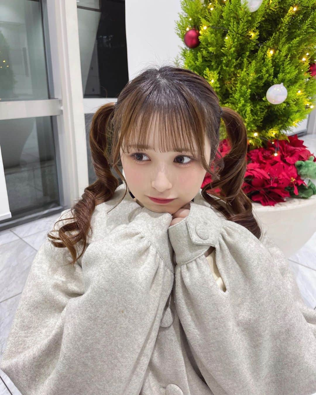 永久ハンナのインスタグラム：「もうクリスマスだねっ🎅🏻  予定は埋まっちゃった？？🎄  ゆまさん(@yum__421 )にヘアアレンジしてもらいました🙈急遽だったのにありがとうございました🥹 また明後日も会うんだあ☺️☺️」