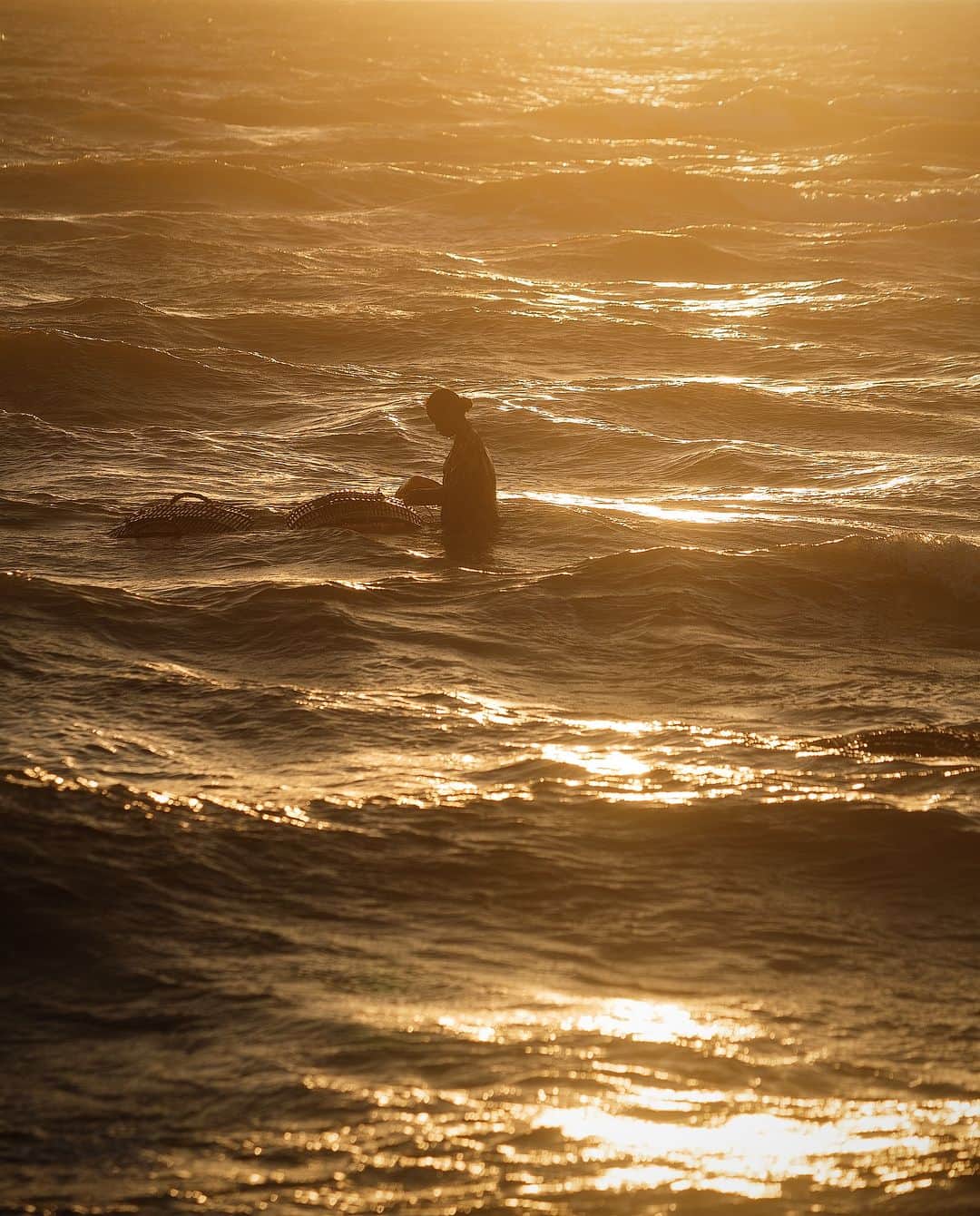 Shunsuke Miyatakeのインスタグラム：「A sea woman in the golden, Kep, Cambodia」