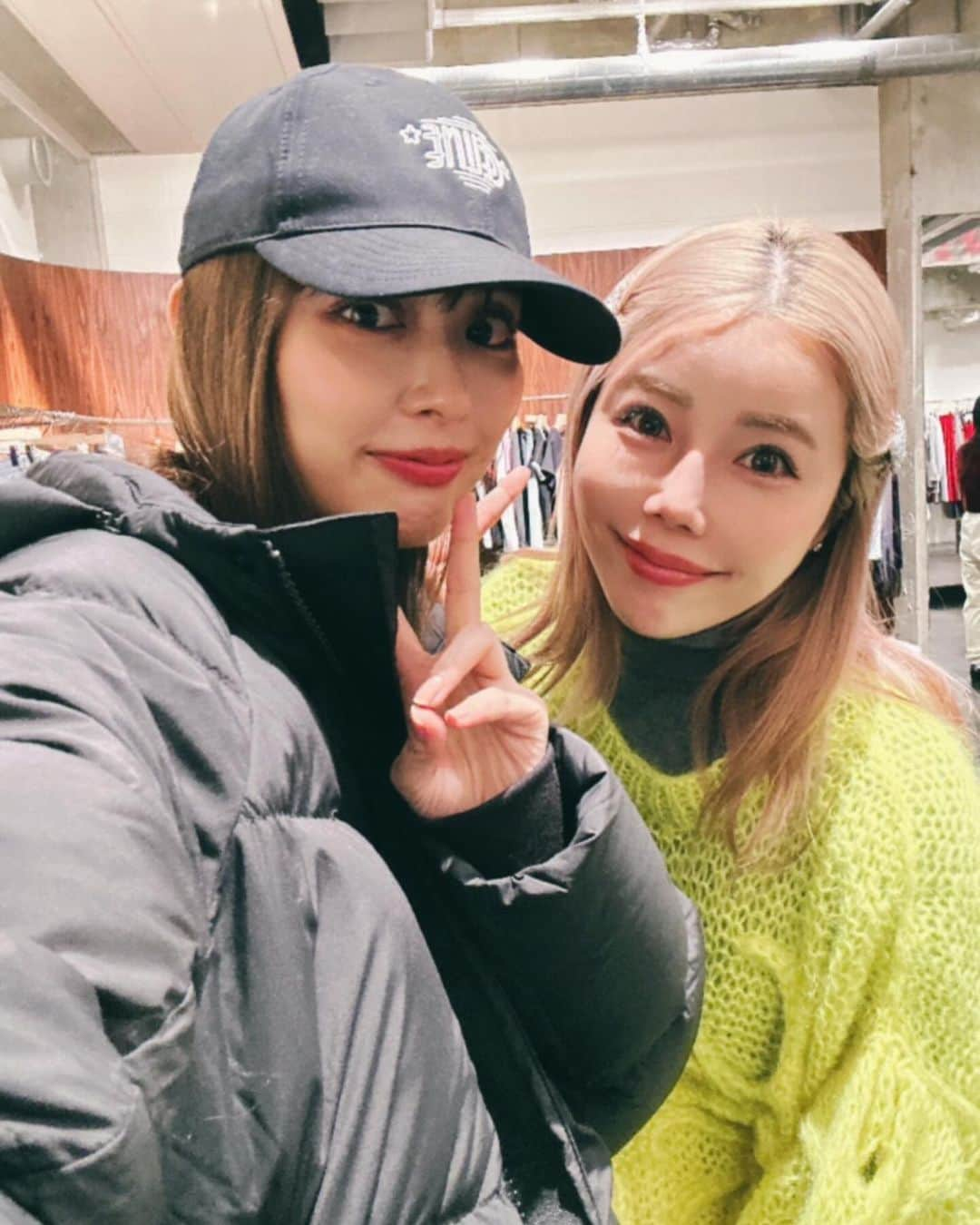 住谷杏奈さんのインスタグラム写真 - (住谷杏奈Instagram)「･ 内田理央ちゃん @rio_uchida とショッピングデート🩵 ･ あーでもないこーでもない言いながら買い物楽しかった🛍 ･ ･ そうそう❣️りおちゃんからね、 私が今までの人生で嗅いだことのないような すんごくいい匂いが漂ってきてね、 今日いい匂い過ぎない？って 3回位くんくん嗅ぎまくっちゃった(笑) つけてた香水写メらせてもらった📸 ･ ･ 1月からの"おっさんずラブ"も楽しみにしてるね🧔‍♂️🩵🧔‍♂️📺 ちずちゃーーーん🫶」12月7日 22時52分 - annasumitani