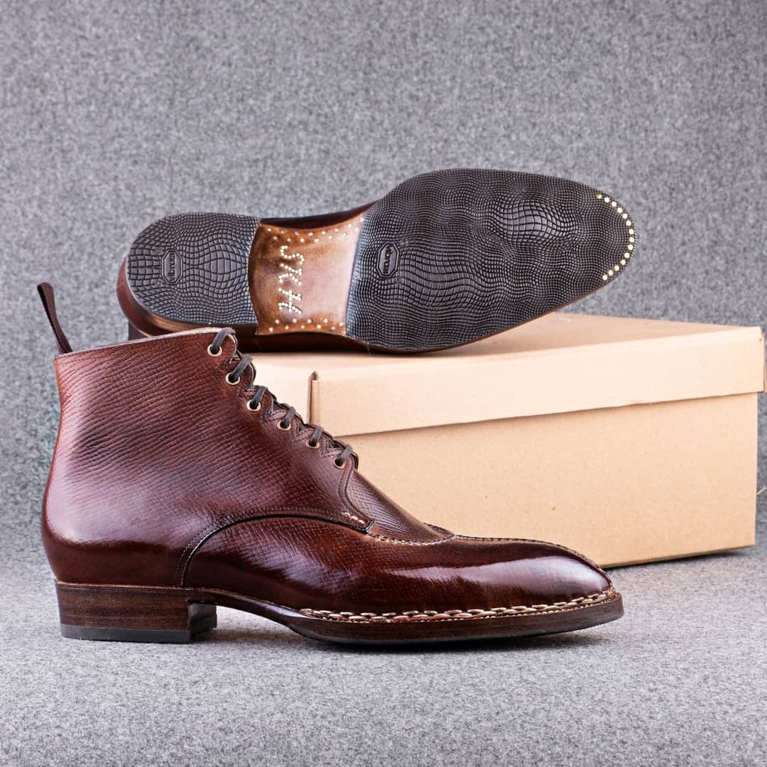サンクリスピンのインスタグラム：「To those considering entrusting us with a special commission, this pair of Model 671 split-toe Norwegian welt boots for ‘SKH’ should expedite things…⁣ #shoes #handmadeshoes #madetoorder #mtoshoes #bespokeshoes #handwelted #shoeporn #madebyhand #shoestagram #agentlemanschoice #onlyforgentlemen」