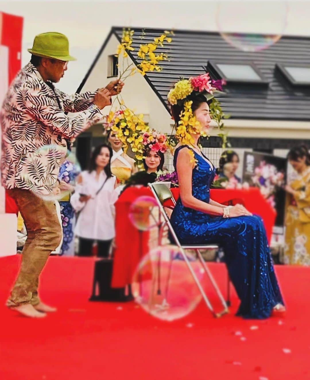 宮内 孝之 花飾人 花の妖精さんのインスタグラム写真 - (宮内 孝之 花飾人 花の妖精Instagram)「『艶花』花は幸せの始まり ヘアーライブショー みんなが笑顔に　楽しくワクワク  #TakayukiMiyauchi  #宮内孝幸 #宮内孝之 #フラワーアーティスト  #日本文化　 #ヘアーフラワー　 #髪飾り　 #生花　 #華道家　 #艶花　 #いけばな  #Japan  #フラワーライブショー　 #SDGS  #花の力 #LosAngeles   ▼公式サイト  www.takayukimiyauchi.com  #THEGOODFLOWERJAPAN #花空間装飾 #flower  #flowers」12月7日 22時48分 - miyauchi_takayuki_flowers