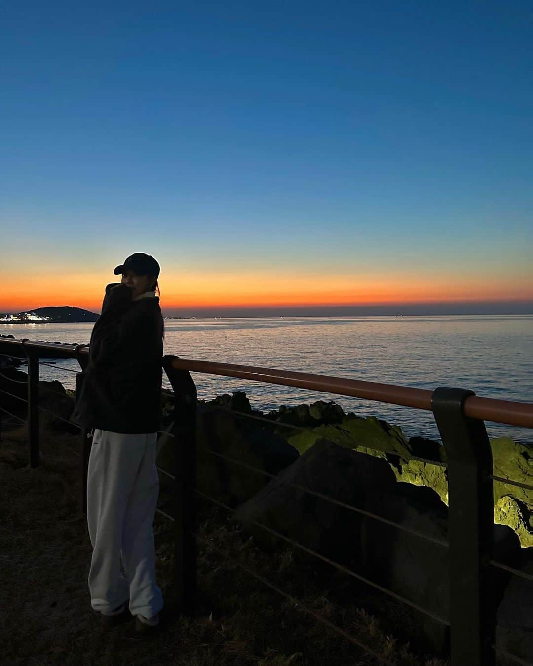 ジュヨン さんのインスタグラム写真 - (ジュヨン Instagram)「나 제주도 많이 좋아하네 🖤」12月7日 23時00分 - jupppal