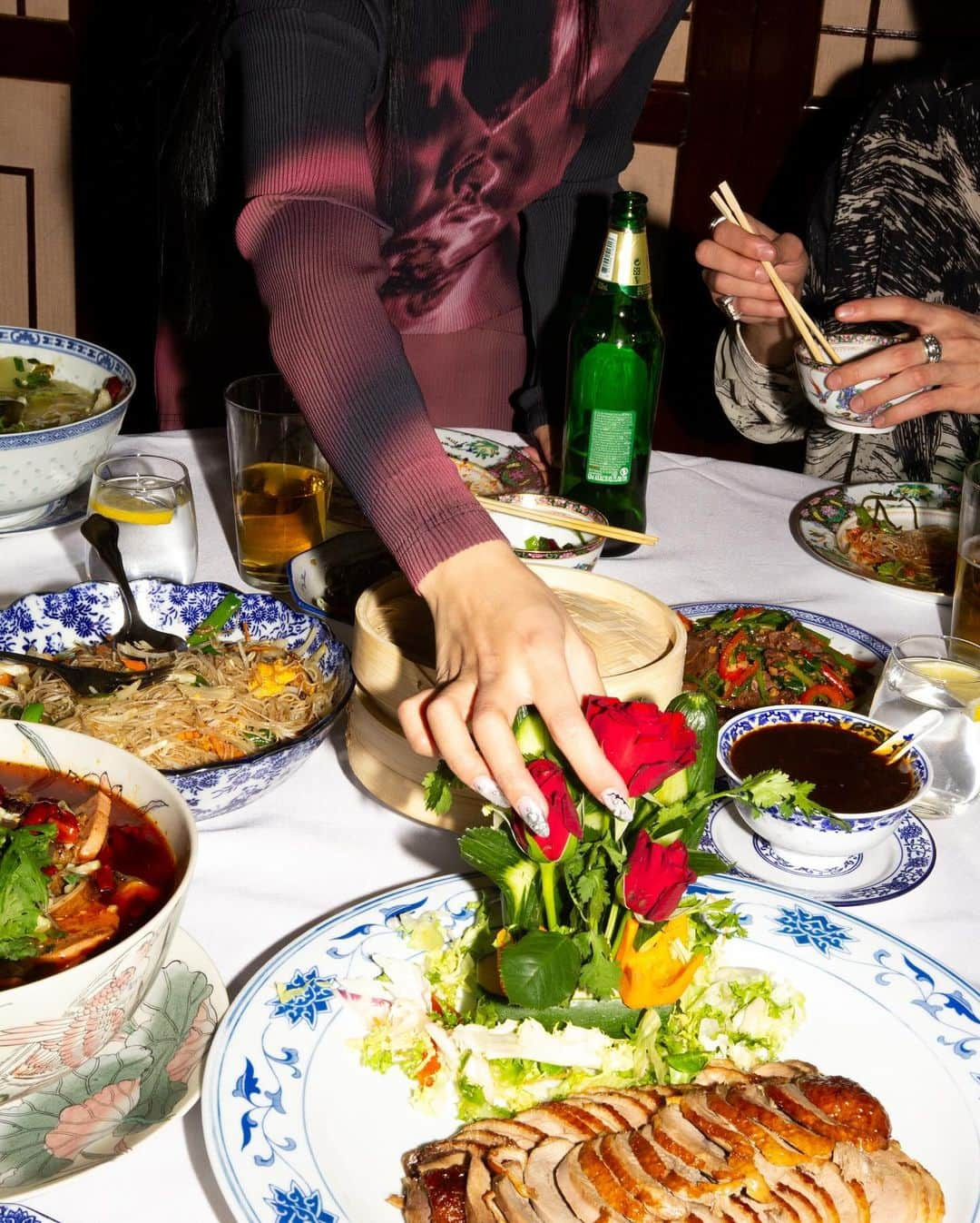 エイティーズのインスタグラム：「Each year in December, the EYTYS team dress up and gather for Chrismukkah celebrations over Peking duck and a never ending flow of Tsingtao beer.」