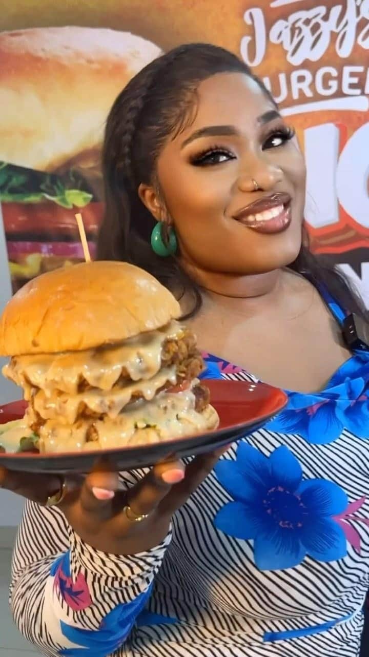 Don Jazzyのインスタグラム：「Can You Finish This Burger In 3mins?😳 Subscribe To Our YouTube Channel🍔 Like And Comment “I CAN” And You Might Be On The Show Next & Win N150,000!」