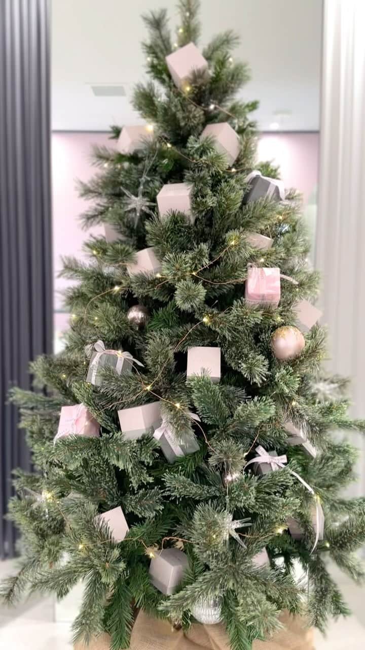 Cafe Ringのインスタグラム：「CAFERING銀座本店でクリスマスをめいいっぱい感じながらジュエリー選びをしていただけますように✨🎄  👩🏽‍🔧 CAFERING creative director kyoko」