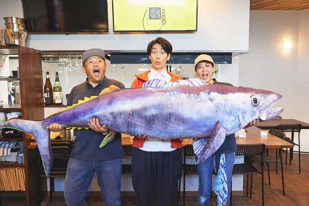 南圭介のインスタグラム：「「柏島産完全熟成生本マグロ」が最高でした！ さすがの育ちで、さすがのうま味でした！ 海が近く養殖の場所が近い大月町だからこそ、新鮮なマグロと向き合う事が出来る。 この素晴らしく美味しい出会いに、大いなる感謝です！  Raw bluefin tuna（in Otsuki）is awesome.  #旅サラダ #ロコレコ #旅サラダplus  #高知県 #大月町 #柏島 #柏島ブルー #柏島ヴィレッジ #熟成生本マグロ #bluefintuna  #kochi #otsuki #kashiwajima」