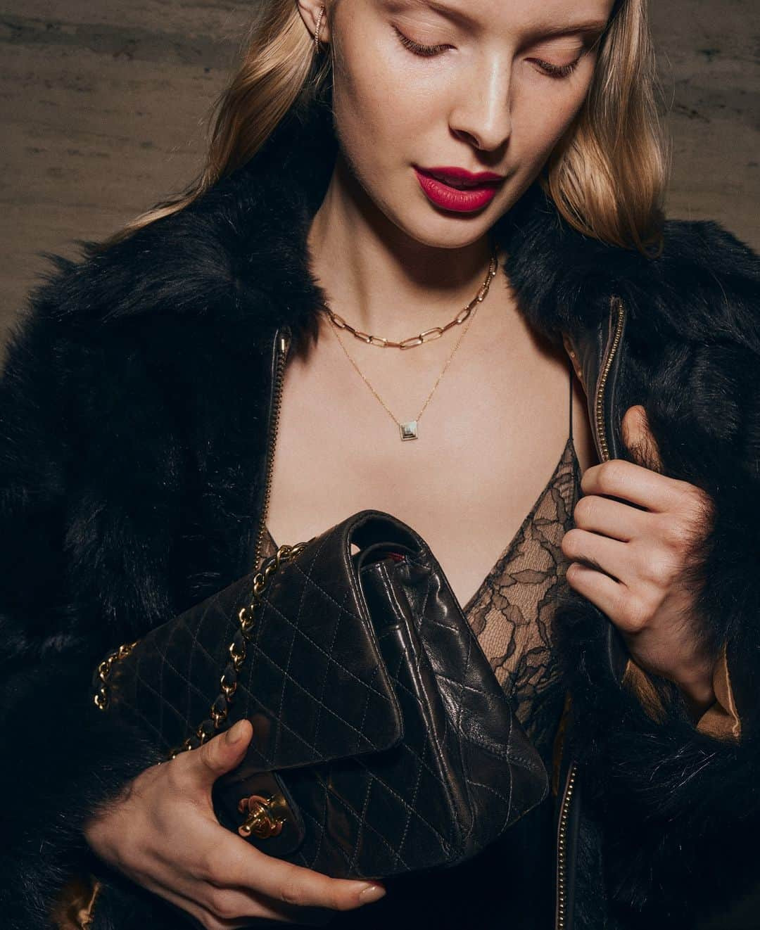 ドゥーズィエムクラスさんのインスタグラム写真 - (ドゥーズィエムクラスInstagram)「Deuxieme Classe Jewelry Collection  “Cheers!” We have 18 more sleeps till Christmas!💄  @lizziemandler_jewelry #lizziemandler @azlee_  #azlee @chanelofficial #chanel   @deuxiemeclasse  #deuxiemeclasse」12月7日 22時59分 - deuxiemeclasse