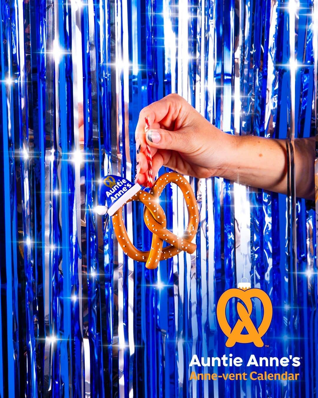 アンティ・アンズのインスタグラム：「🎄 GIVEAWAY 🎄​  Who needs mistletoe when you have a custom pretzel ornament? We have 5 to give away!​​  Want to win?​ 1. Like this post​ 2. Follow @AuntieAnnesPretzels​ 3. Tag a friend in the comments (more tags = more entries!)​  NO PURCHASE NECESSARY. Open to legal residents of the 50 U.S. & D.C., 13 years of age or older. Minors must have parental consent. Promotion Period: 12/1/23 at 09:00 am ET – 12/12/23 at 9:00 am ET. To enter you must have a free Instagram account during the Promotion Period. See the Official Rules https://bit.ly/Annevent23 for additional eligibility restrictions, how to enter, prize descriptions/restrictions, odds, entry periods and complete details. Sponsor: Auntie Anne's Franchisor SPV LLC. ​」