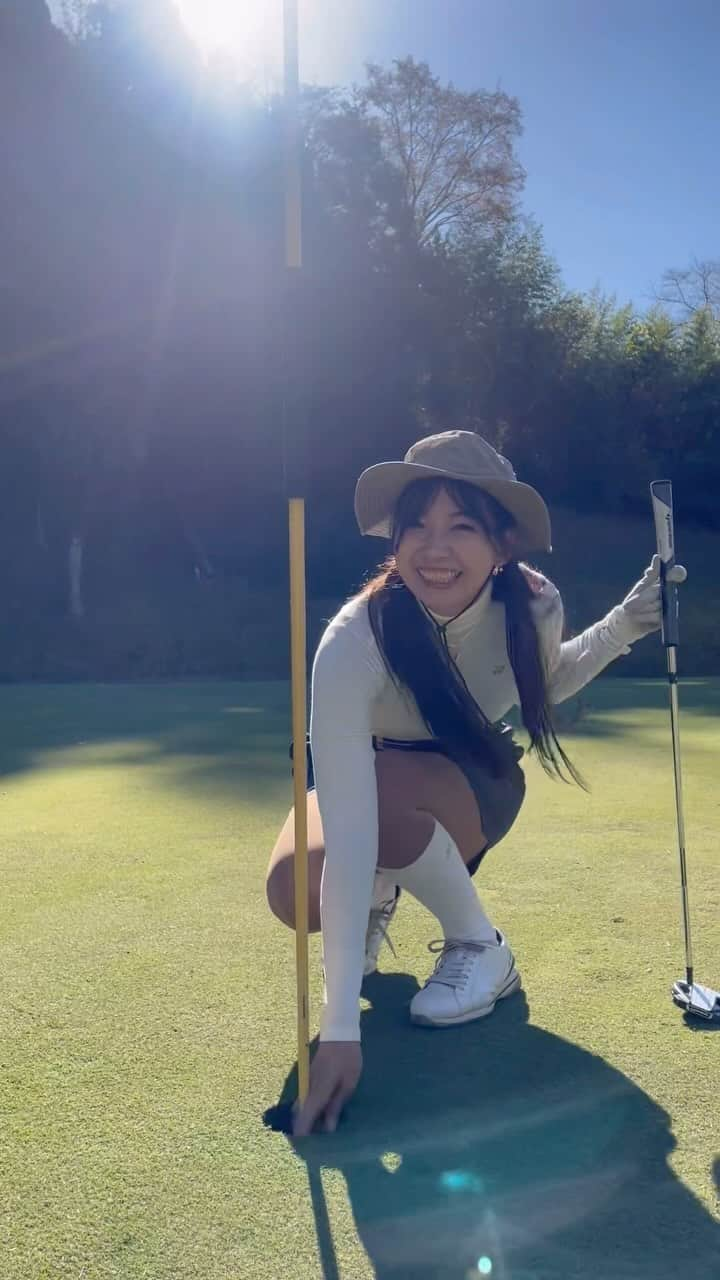 江原詩織のインスタグラム：「東京カントリー倶楽部   東5Hole 210yd Par4⛳️  左サイドのバンカーを狙ったらバンカーを超えてカラーから跳ねてまさかのグリーン奥にワンオン🙊❣️  下りの超ロンクのイーグルパットを寄せて…  バーディーをゲット🤗♡  #ワンオン #ワンオンチャレンジ #eagleputt  #birdie #putter #東京カントリー倶楽部 #ドライバー　 #ティーショット  #driver #ゴルフウェア #ゴルフコーデ #ゴルフ初心者 #ゴルフ部 #ゴルフ上手くなりたい #ゴルフ好きとつながりたい #golfswing #女子ゴルフ #ゴルフ女子 #ゴルフ男子 #ゴルファー #golfrange #golflife #golfer #golf #골프 #กอล์ฟ #高尔夫球 #golfstagram #instagolf」