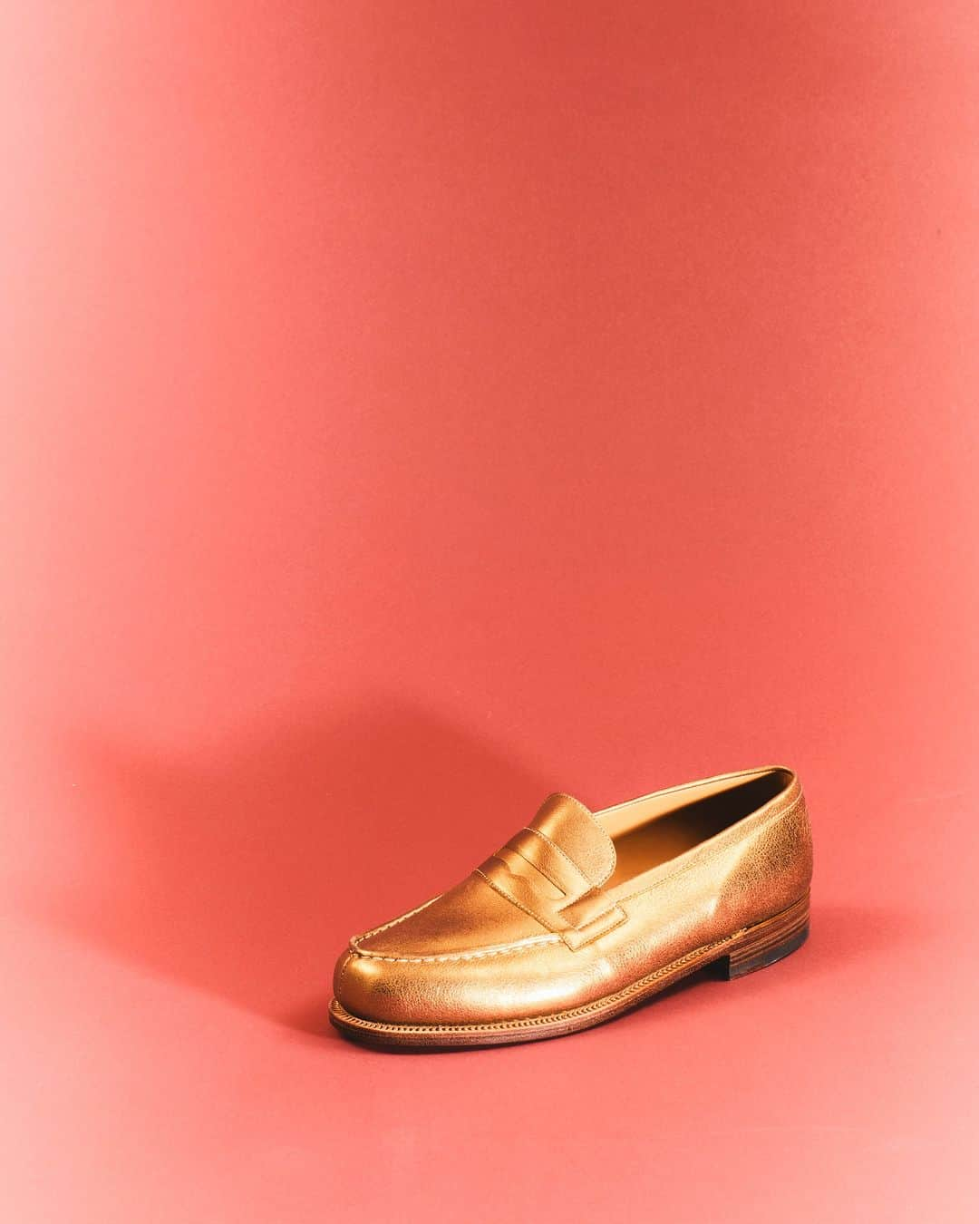 ジェイエムウエストンのインスタグラム：「Le mocassin 180 or, une étincelle qui danse au rythme de Noël. __ The golden 180 loafer, a sparkle that dances to the rhythm of Christmas. #JMWeston #180loafer #Christmas」