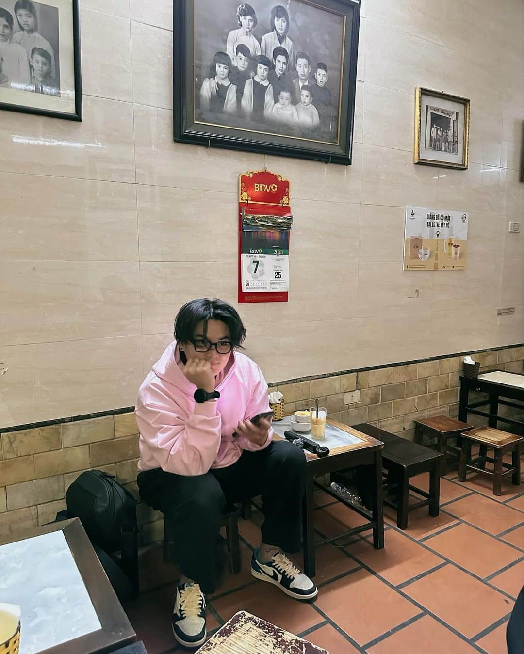 GYEON SEOさんのインスタグラム写真 - (GYEON SEOInstagram)「_* ☕️🥚🦖🎀 . . ร้าน egg coffee ที่เก่าแก่ (เค้าบอกกันว่า) สงสัยมากว่า ไข่กับกาแฟมันจะเข้ากันหรอ พอลองชิม อือหือ อร่อยยยยมากก รสชาติ นุ่ม มัน ไม่หวานมาก และ ไม่คาว  ใครมา ฮานอย ลองไปกินดูค่ะ 🫶🏻 @hunz_iph  @hunzgmemo   #gsfoodporn #glovestoeat」12月7日 23時06分 - queengyeon