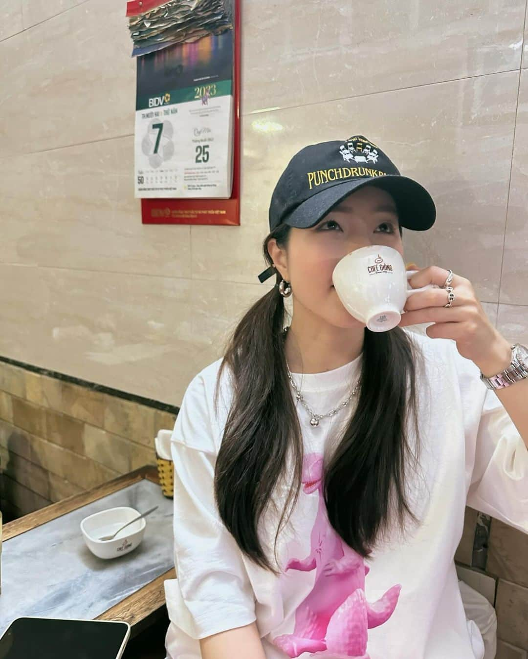 GYEON SEOさんのインスタグラム写真 - (GYEON SEOInstagram)「_* ☕️🥚🦖🎀 . . ร้าน egg coffee ที่เก่าแก่ (เค้าบอกกันว่า) สงสัยมากว่า ไข่กับกาแฟมันจะเข้ากันหรอ พอลองชิม อือหือ อร่อยยยยมากก รสชาติ นุ่ม มัน ไม่หวานมาก และ ไม่คาว  ใครมา ฮานอย ลองไปกินดูค่ะ 🫶🏻 @hunz_iph  @hunzgmemo   #gsfoodporn #glovestoeat」12月7日 23時06分 - queengyeon