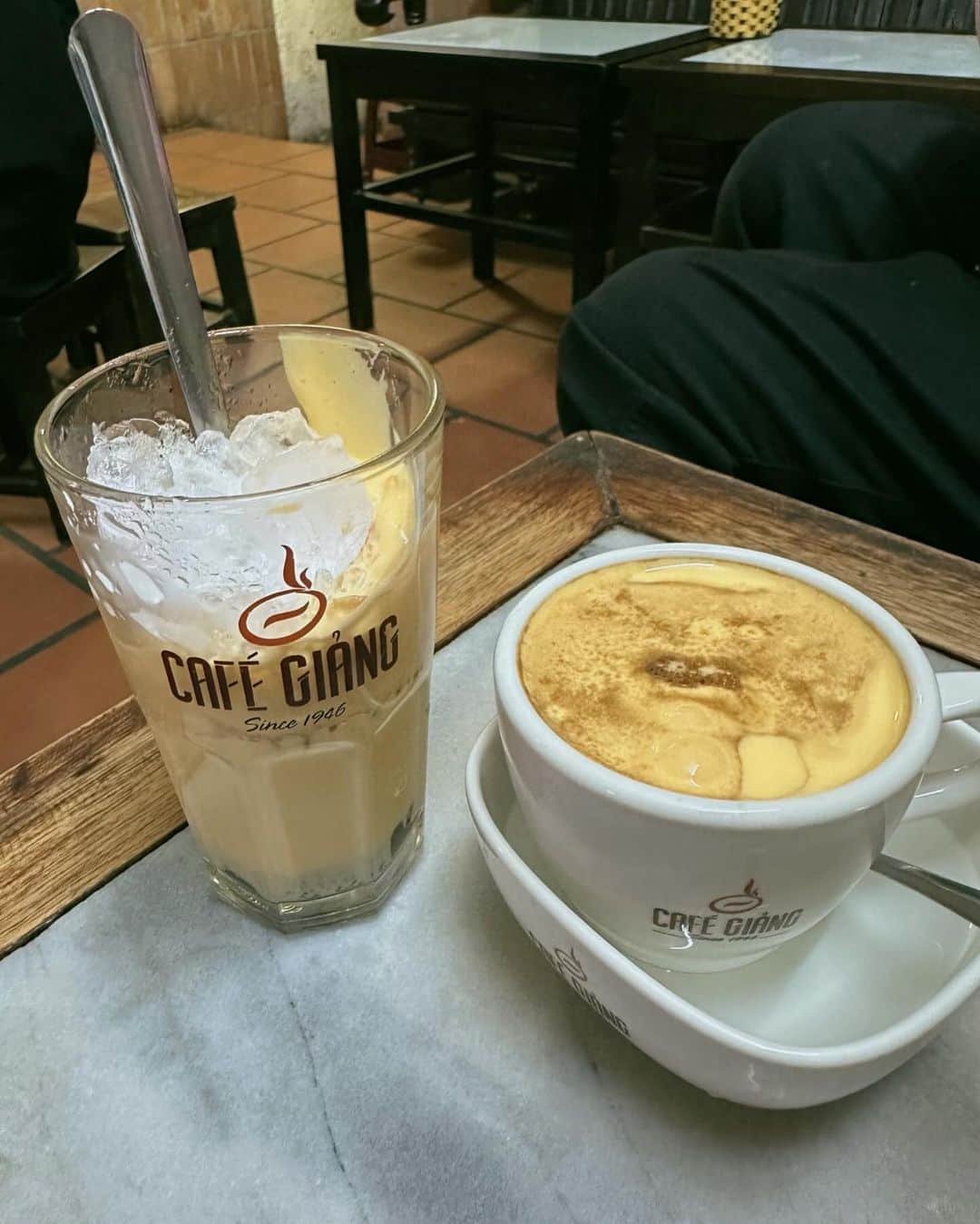 GYEON SEOさんのインスタグラム写真 - (GYEON SEOInstagram)「_* ☕️🥚🦖🎀 . . ร้าน egg coffee ที่เก่าแก่ (เค้าบอกกันว่า) สงสัยมากว่า ไข่กับกาแฟมันจะเข้ากันหรอ พอลองชิม อือหือ อร่อยยยยมากก รสชาติ นุ่ม มัน ไม่หวานมาก และ ไม่คาว  ใครมา ฮานอย ลองไปกินดูค่ะ 🫶🏻 @hunz_iph  @hunzgmemo   #gsfoodporn #glovestoeat」12月7日 23時06分 - queengyeon