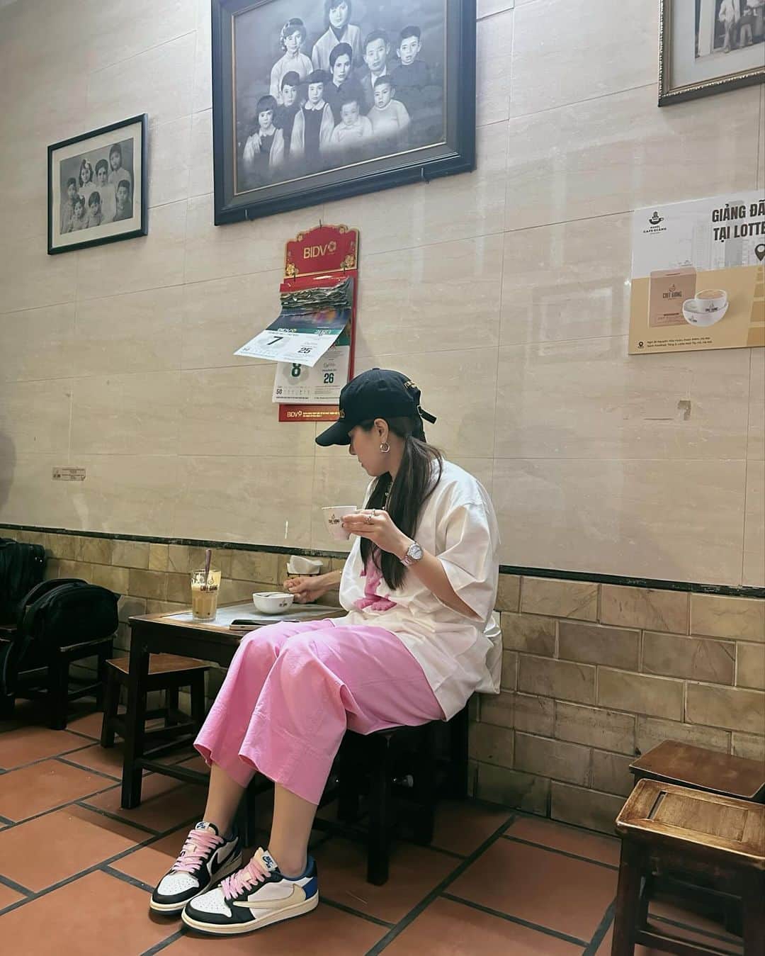 GYEON SEOさんのインスタグラム写真 - (GYEON SEOInstagram)「_* ☕️🥚🦖🎀 . . ร้าน egg coffee ที่เก่าแก่ (เค้าบอกกันว่า) สงสัยมากว่า ไข่กับกาแฟมันจะเข้ากันหรอ พอลองชิม อือหือ อร่อยยยยมากก รสชาติ นุ่ม มัน ไม่หวานมาก และ ไม่คาว  ใครมา ฮานอย ลองไปกินดูค่ะ 🫶🏻 @hunz_iph  @hunzgmemo   #gsfoodporn #glovestoeat」12月7日 23時06分 - queengyeon