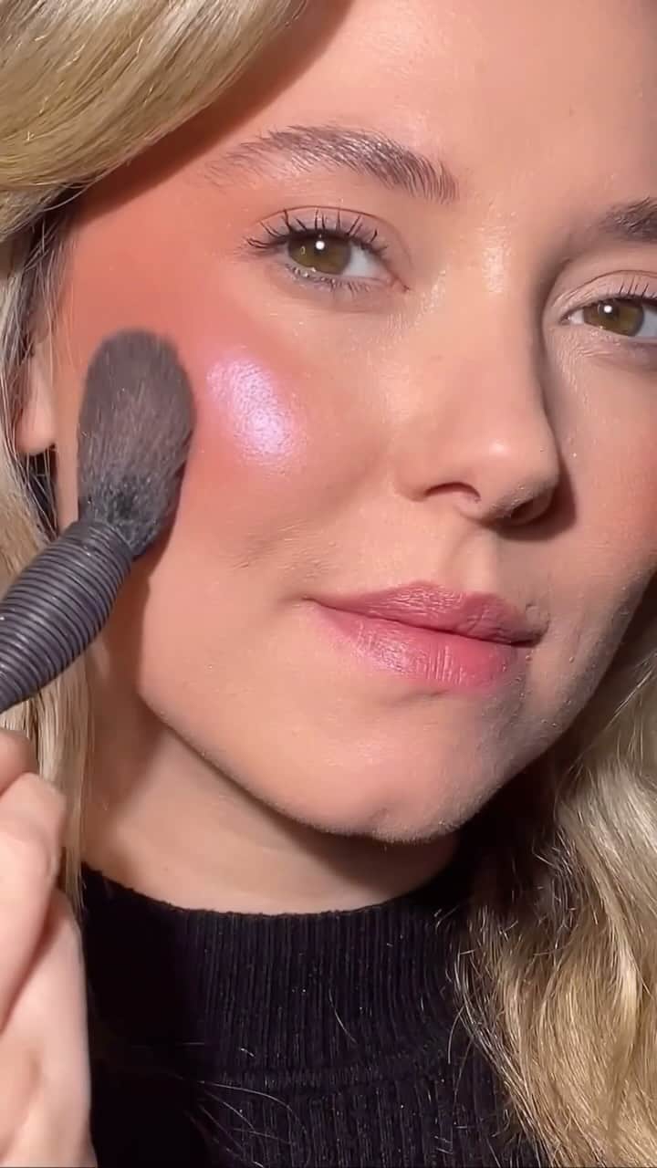 NARSのインスタグラム：「Swipe on weightless warmth. Six buildable blushes deliver soft-focus luminosity in NEW All That Glitters Light Reflecting Cheek Palette.   GET THE LOOK ✨ Start with shades Sabrina and Vertigo for warmth and dimension.  ✨ Add an iridescent pop with shade Silver Screen on top.  Featuring NARS National Senior Artist @beckymooremakeup.」