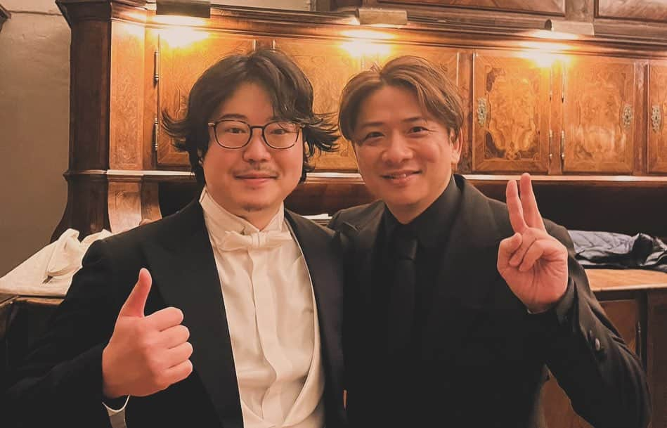 反田恭平さんのインスタグラム写真 - (反田恭平Instagram)「Memorial Concert for W.A.Mozart at Stephansdom   -Soloist-  Soprano - Ileana Tonca  Alt / Countertenor - Daichi Fujiki @daichi_fujiki  Tenor - Ted Black @tedblacktenor  Bass - Wolfgang Bankl @wolfgang.bankl  @wienerstaatsoper   Orchestral - Wiener Domorchester Conductor - Kyohei Sorita @kyoheisorita   ーーーーーーーー  Wiener Domorchester & ウィーン国立歌劇場のベテラン・ソリスト方、同歌劇場の男性合唱の皆さんとの『Requiem』 そして今回、指名させて頂いた藤木の兄貴にもサポートして頂き、大成功で幕を閉じました。終演後、ソプラノのIleanaさんの目には涙が…  一生忘れない貴重な日となりました。 📸 1)〜終わりの瞬間〜 追悼コンサートなので拍手は無し 代わりに消灯して大聖堂のベルでさようならの合図🔔 2)withスーパーソリスト 3)with心のサポーター 4)指揮台」12月7日 23時08分 - kyoheisorita