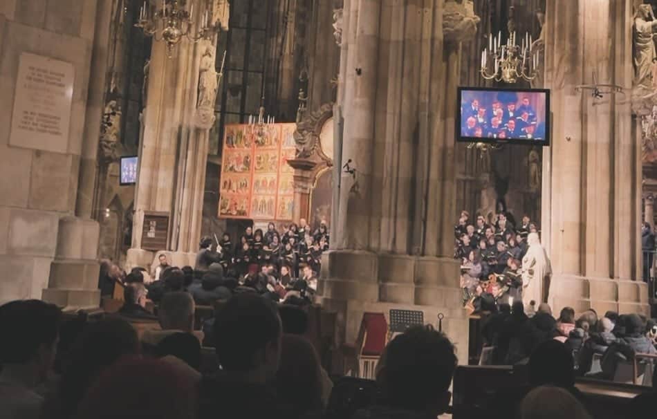 反田恭平のインスタグラム：「Memorial Concert for W.A.Mozart at Stephansdom   -Soloist-  Soprano - Ileana Tonca  Alt / Countertenor - Daichi Fujiki @daichi_fujiki  Tenor - Ted Black @tedblacktenor  Bass - Wolfgang Bankl @wolfgang.bankl  @wienerstaatsoper   Orchestral - Wiener Domorchester Conductor - Kyohei Sorita @kyoheisorita   ーーーーーーーー  Wiener Domorchester & ウィーン国立歌劇場のベテラン・ソリスト方、同歌劇場の男性合唱の皆さんとの『Requiem』 そして今回、指名させて頂いた藤木の兄貴にもサポートして頂き、大成功で幕を閉じました。終演後、ソプラノのIleanaさんの目には涙が…  一生忘れない貴重な日となりました。 📸 1)〜終わりの瞬間〜 追悼コンサートなので拍手は無し 代わりに消灯して大聖堂のベルでさようならの合図🔔 2)withスーパーソリスト 3)with心のサポーター 4)指揮台」