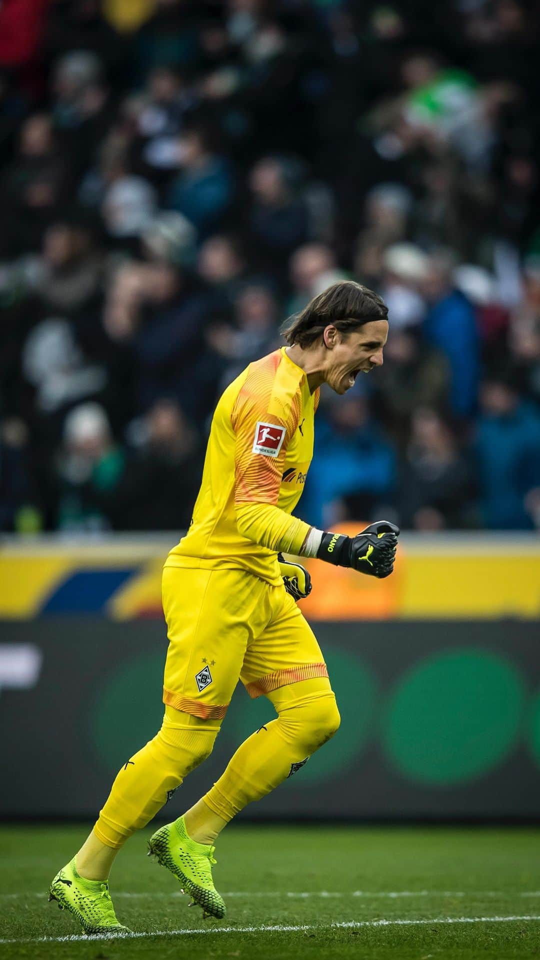 ボルシア・メンヒェングラートバッハのインスタグラム：「#OnThisDay 2019: @yannsommer mit seiner unfassbaren Finger-Parade gegen die Bayern ✨😮‍💨🤏  #DieFohlen #ThrowbackThursday #BMGFCB」