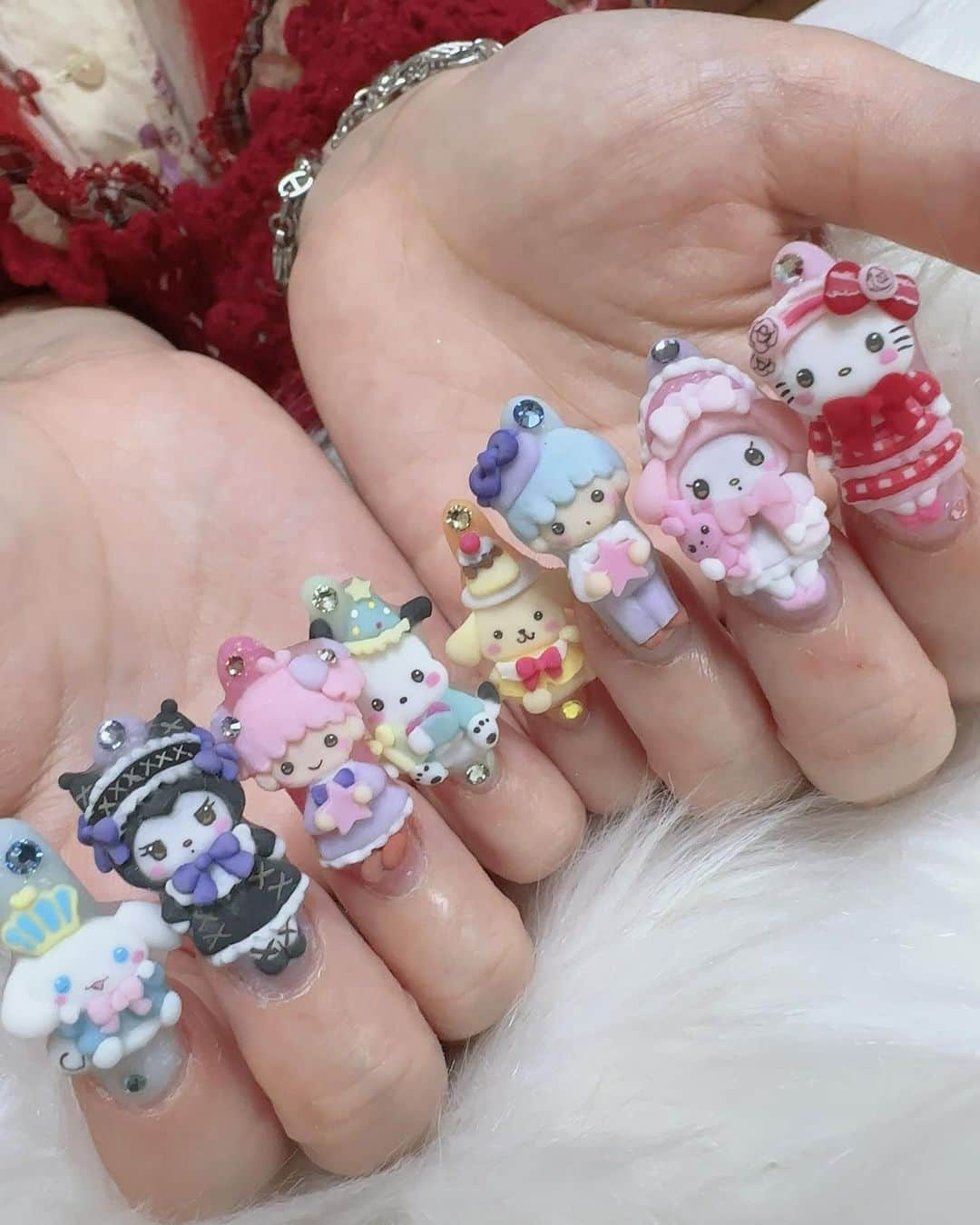 香織のインスタグラム：「かわいすぎ❤️  #nail#スカルプ#ロングネイル#サンリオネイル#hellykitty#cinamoroll#シナモンネイル#シナモロール#キャラネイル#痛ネイル#大阪ネイルサロン#岸和田ネイルサロン#派手ネイル」