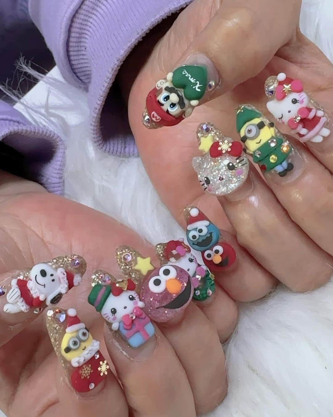 香織のインスタグラム：「ユニバクリスマスネイル🎄  #nail#キティネイル#ユニバネイル#ユニバーサルスタジオジャパン#キャラネイル#スカルプ」