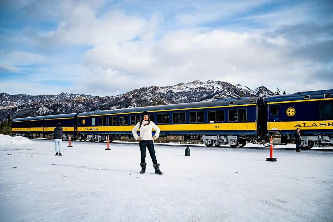 リサ・アンさんのインスタグラム写真 - (リサ・アンInstagram)「#throwbackthursday 2019 @alaskarailroad adventure with a stop to see Mount Denali   #tbt #alaska #alaskarailroad #thereallisaann   📸: @justtheletterk_img」12月7日 23時23分 - thereallisaann