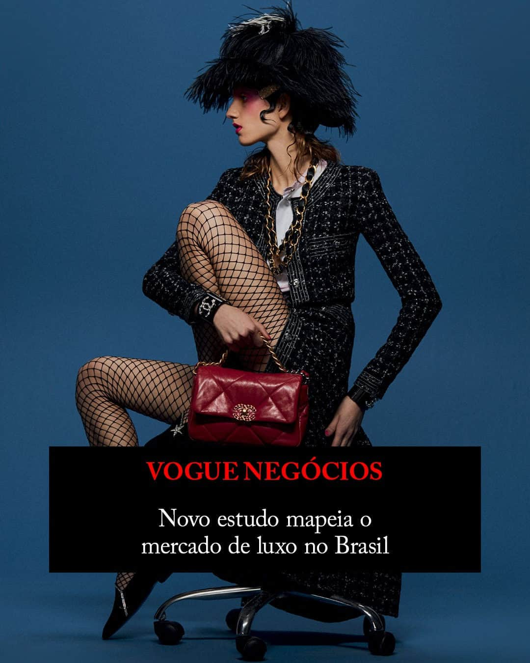 Vogue Brasilのインスタグラム：「Como anda o mercado de luxo no Brasil? Uma pesquisa elaborada pela @bainbrasil em parceria com a #VogueBrasil e o @valoreconomico descobriu que este setor movimentou R$ 74 bilhões somente em 2022. Entre as áreas mais proeminentes estão hotelaria, imóveis, aeronaves e, claro, moda. Deslize para o lado e confira mais detalhes sobre a análise que acaba de ser divulgada. Veja também outros dados inéditos no Dossiê de Mercado de Luxo em vogue.com.br.」