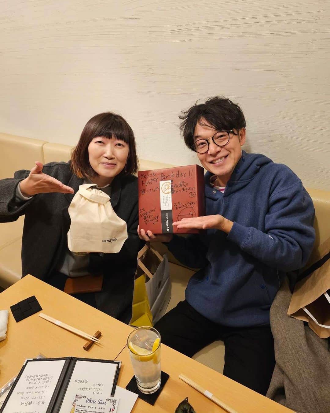 佐藤貴史のインスタグラム：「川村エミコとはお誕生日がまったく同じなので、プレゼント交換しました！ 2時間半で食べ終わるという芋けんぴもらいました！ ほっこり楽しい時間☺️」