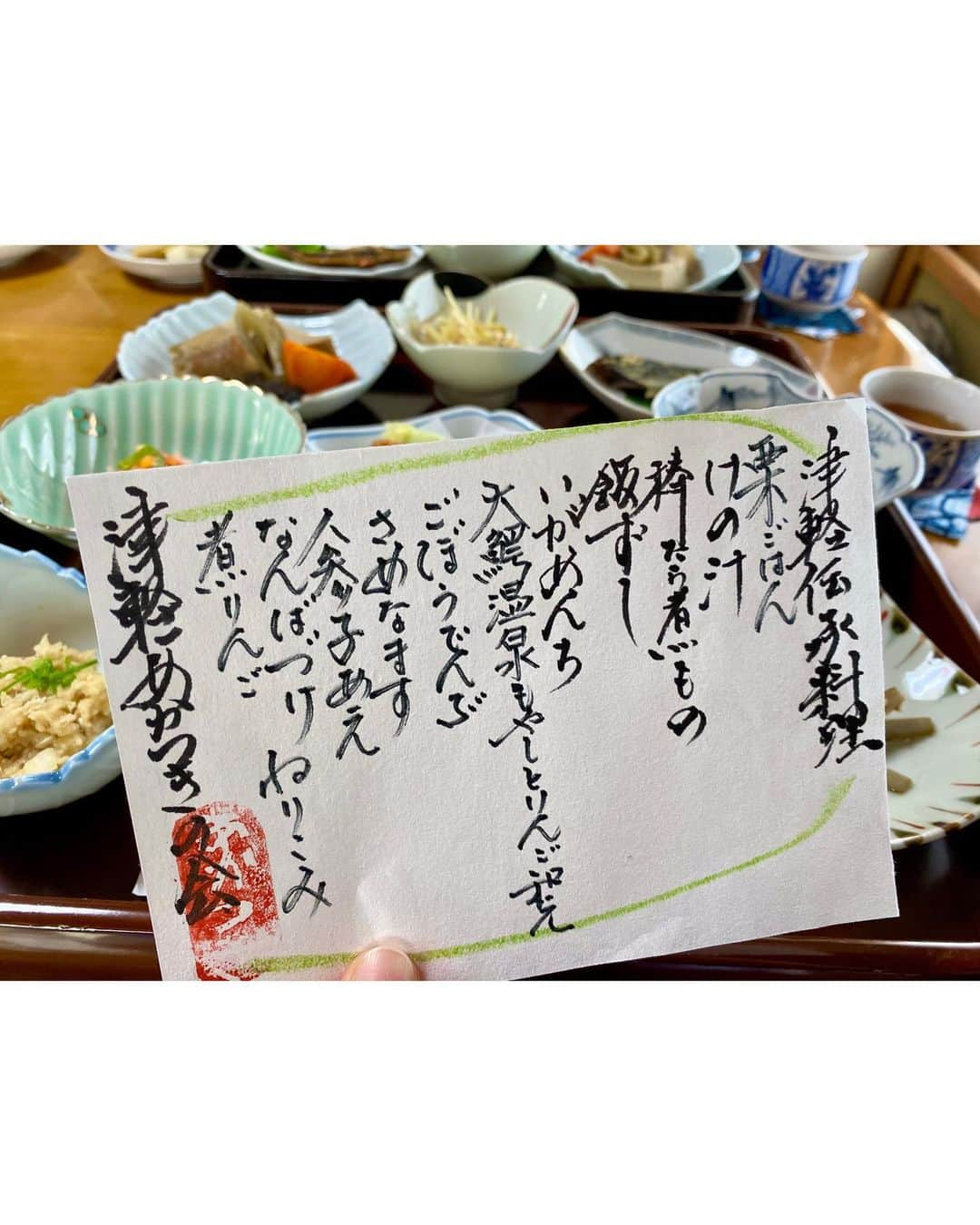 服部未佳さんのインスタグラム写真 - (服部未佳Instagram)「最近のお出かけ記録✍🏻 愛美と、先輩ディレクターと一緒に 念願の！津軽あかつきの会でランチ🥹 とってもおいしくて幸せでした🍚  ハッピィでも旅サラダでもニュースでも 何度もお世話になっている 津軽あかつきの会🍎 この日も 愛情たっぷり津軽の郷土料理と パワフル素敵レディの皆さまとのおしゃべりで たっぷりパワーをいただきました🥰  #津軽あかつきの会 #津軽伝承料理 #郷土料理 #津軽  #澤田愛美 アナ #服部未佳 #アナウンサー #TディレクターとFディレクターと4人で女子会😙」12月7日 23時28分 - mikahattori_aba