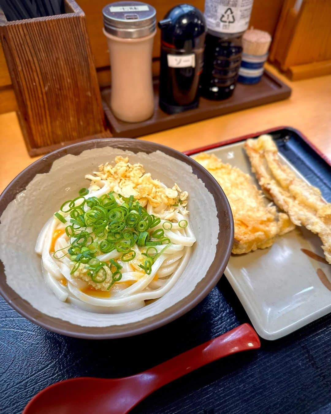 水村リアのインスタグラム：「🍜 ⁡ ⁡ 香川旅行では うどんエブリデイ🍜 ⁡ 噂には聞いていたけど 香川はうどん屋さん多すぎて 混んでいるところはディズニー並みの列😂 ⁡ 朝・昼はうどん祭り どこも美味しかったけど 🍜めりけんや高松駅前 🍜純手打うどん よしや がトップ2でした♡ ⁡ ⁡ コシがしっかりあるうどんが わたしはどうやら好きらしい😙 ⁡ ⁡ ⢀⢀✰☽𓂂⢄༶⡱⢀⢀ ✰☽𓂂⢄༶⡱⢀⢀ ✰☽𓂂⢄༶⡱⢀⢀  ⁡ #うどん #香川グルメ  #香川うどん #麺類」