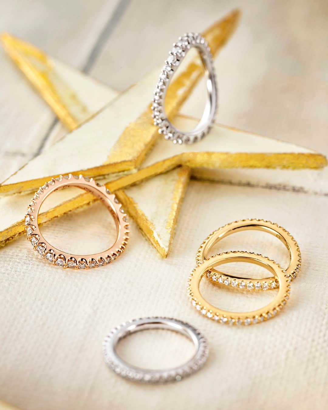 オーレリンガードさんのインスタグラム写真 - (オーレリンガードInstagram)「Our gift guide has you covered with precious pieces of fine jewellery to treasure forever. Love Bands rings are timeless presents for any occasion.   Discover the OLE LYNGGAARD COPENHAGEN gift guide through link in bio.  #TimeToTwinkle #OleLynggaardCopenhagen」12月8日 0時00分 - olelynggaardcopenhagen