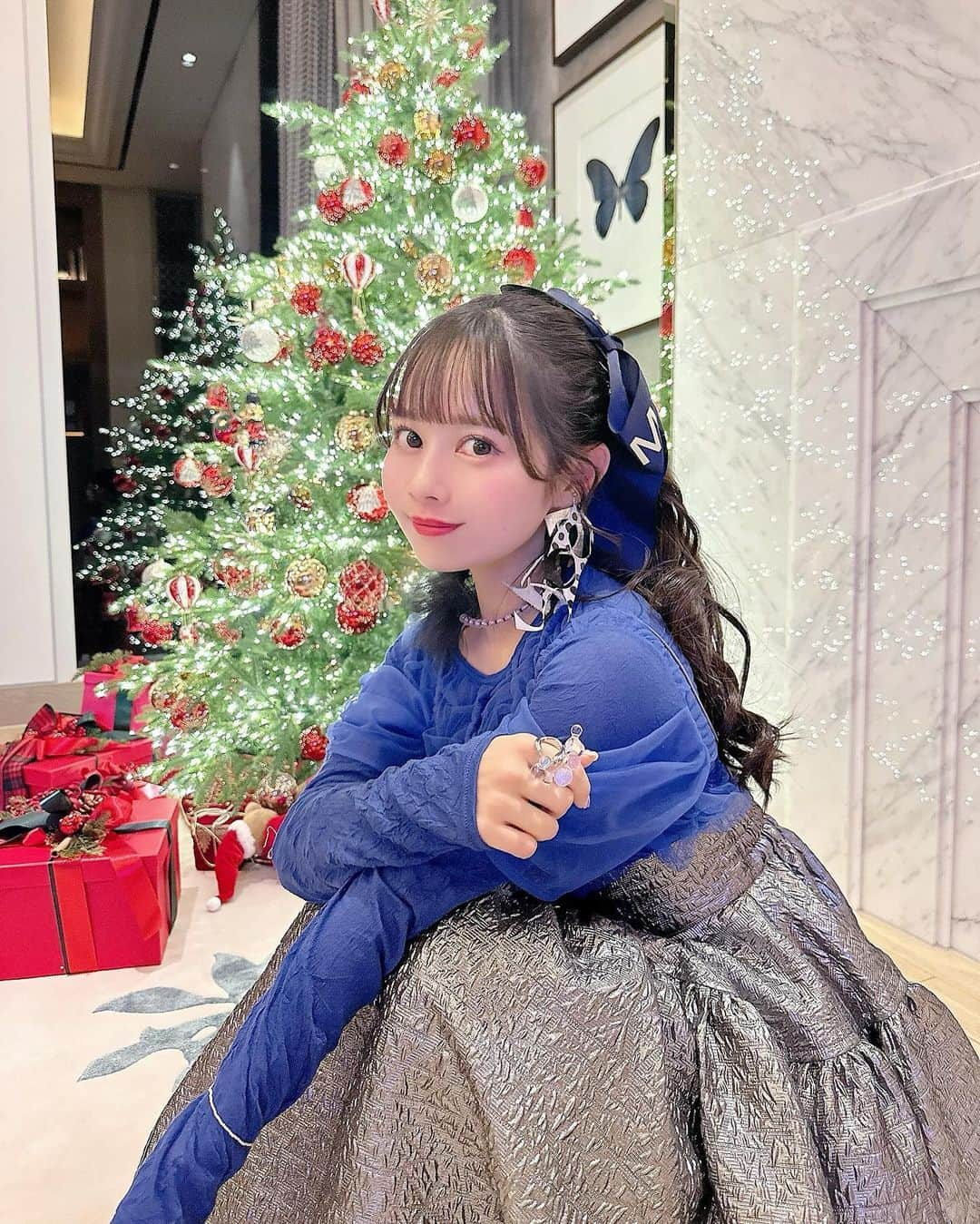 近藤沙瑛子さんのインスタグラム写真 - (近藤沙瑛子Instagram)「今年の忘年会の服💭 服がシンプルめだったからアクセサリーたくさん付けてました☺️  首に付けてるアクセすごい可愛くてお気に入りなのに分かりやすい写真なくて悔しい૮ . ̫ .｡ აイヤリングのお店といっしょ！   #mardimercredi のリボンは韓国だから、と思って付けた🇰🇷🤍  (お洋服とアクセにお店のタグ付けとくね～☺️💭)」12月7日 23時32分 - saekondo_inu