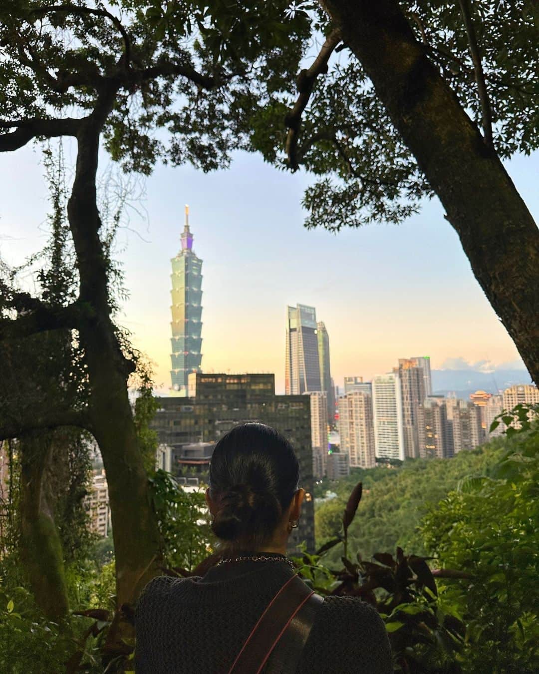 デルタ航空のインスタグラム：「We’re opening another doorway to Asia with a brand new route from Seattle to Taipei (TPE). Discover this captivating city by eating your way through the night markets, learning about the rich culture and exploring the lush nature.   Daily direct flights from SEA to TPE start June 6, 2024 ✈️ (subject to government approval)」