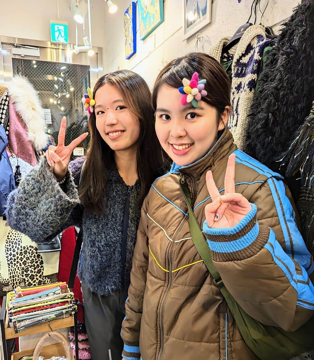 平井富子のインスタグラム：「美少女登場！  可愛い〜と、埼玉からカノンちゃん、アカリちゃん達４人がアンシャンテに、、  高校３年で、イベント？で東京に来たらしい。  可愛いと気に入って頂いたのは、フェルト製の花ヘァピン。早速、付けてくれました！可愛い〜  また、遊びに来てください〜」