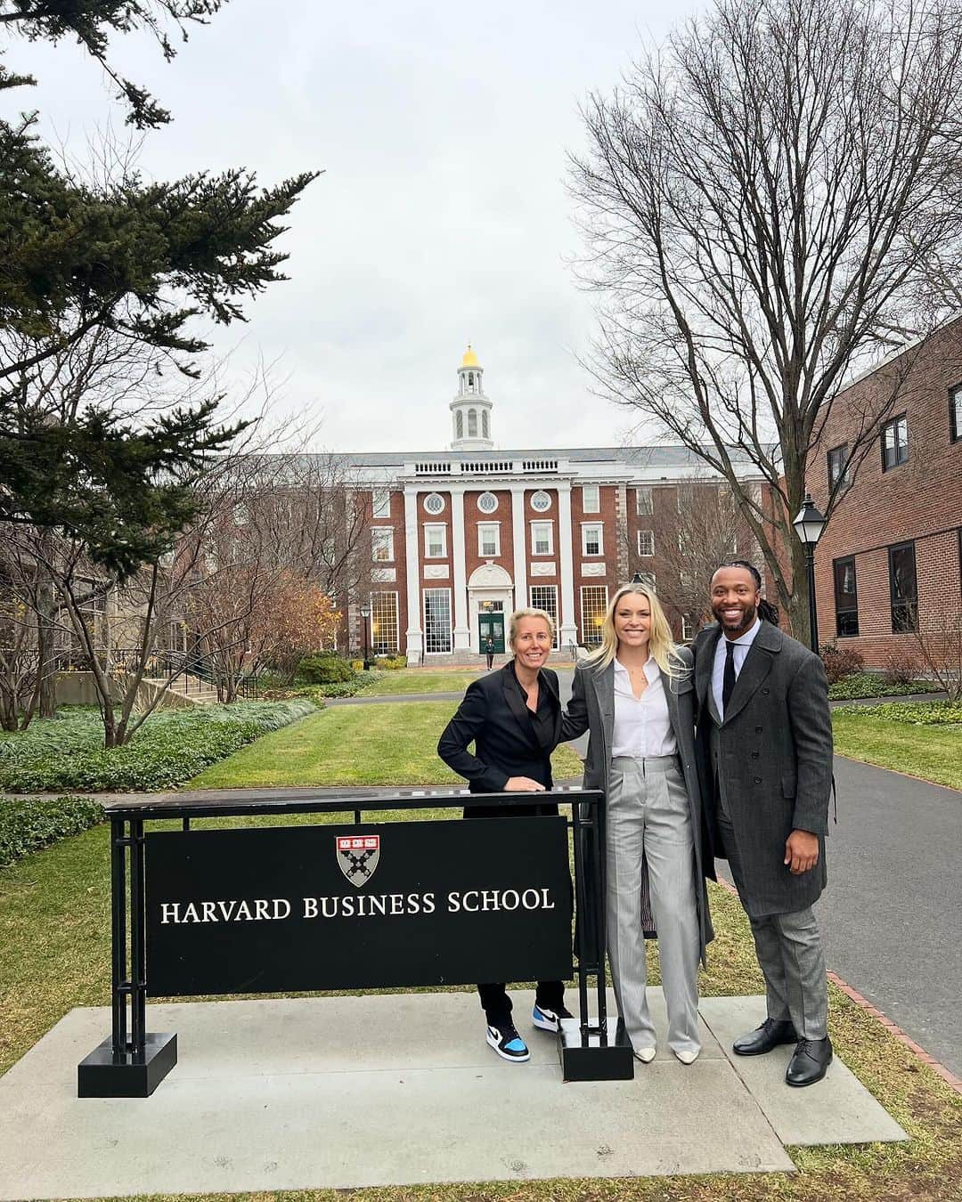 リンゼイ・ボンさんのインスタグラム写真 - (リンゼイ・ボンInstagram)「Spoke at Harvard Business School for the 2nd time… still blows my mind! I didn’t have a typical high school experience, I never went to college because I was on the US Ski Team since I was 15 years old… sometimes thinking about what I missed out on makes me a little sad …but I think my experiences served me well in the end. Thank you to my professor @anitaelberse (went through her BEMS program in 2018), and thanks to @larryfitzgerald for speaking up there with me. Team Minnesota 💪🏻」12月7日 23時38分 - lindseyvonn