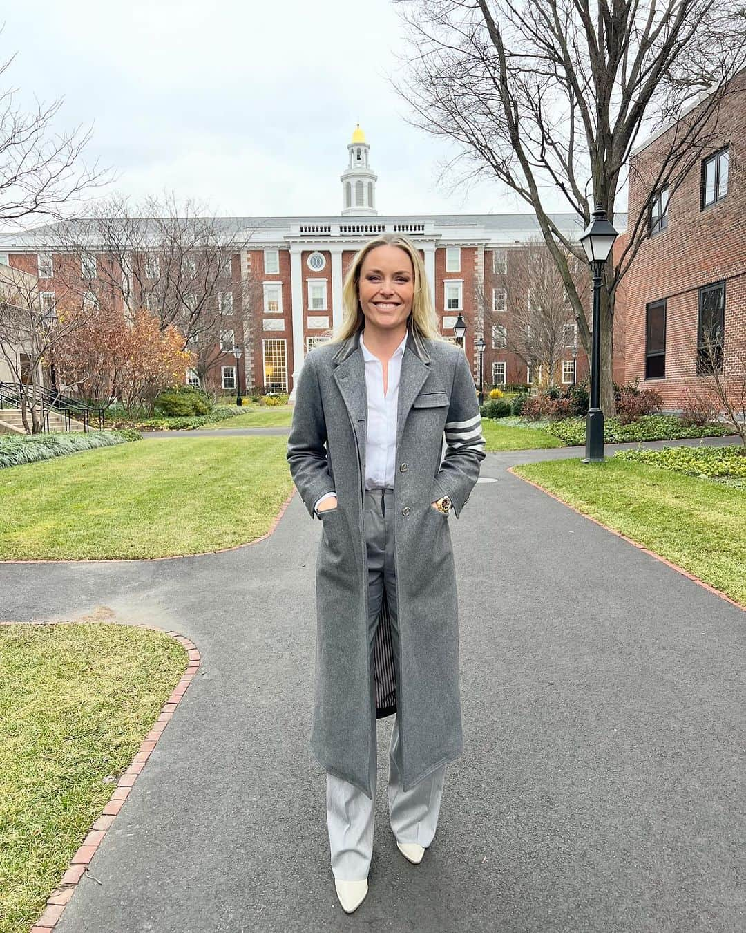 リンゼイ・ボンのインスタグラム：「Spoke at Harvard Business School for the 2nd time… still blows my mind! I didn’t have a typical high school experience, I never went to college because I was on the US Ski Team since I was 15 years old… sometimes thinking about what I missed out on makes me a little sad …but I think my experiences served me well in the end. Thank you to my professor @anitaelberse (went through her BEMS program in 2018), and thanks to @larryfitzgerald for speaking up there with me. Team Minnesota 💪🏻」