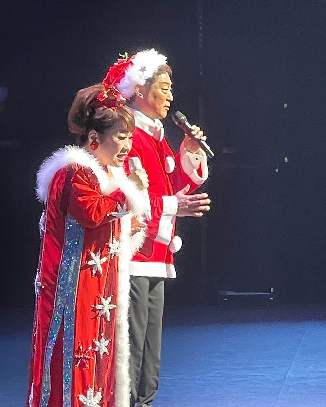 天童よしみさんのインスタグラム写真 - (天童よしみInstagram)「クリスマスソング🎵 大輔君と　楽しかったです お客様本当にありがとうございました 忘れないです  #歩けたよ#怖くない#ひきつらなかった #新歌舞伎座来年3333歌謡ミュージカル」12月7日 23時40分 - tendo_yoshimi_official