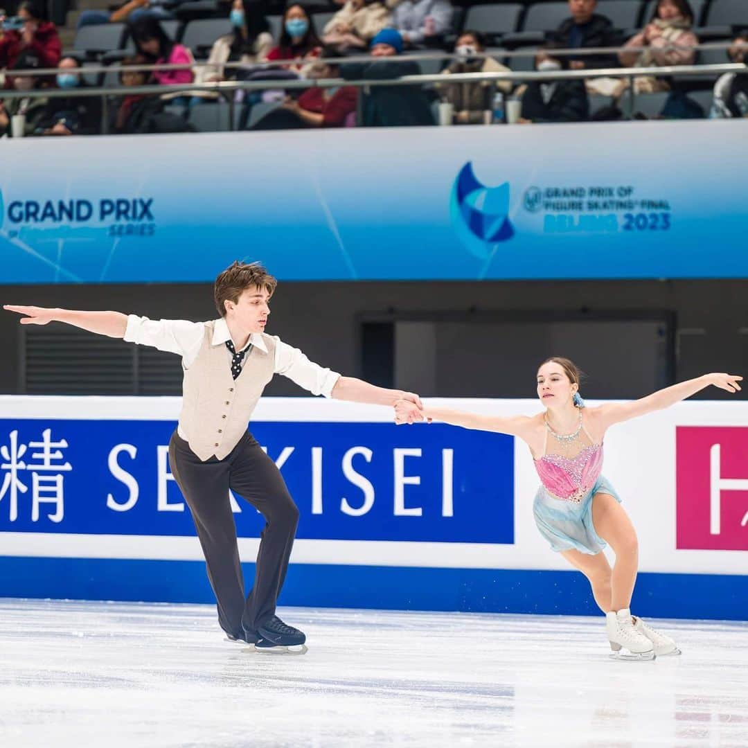 Skate Canadaさんのインスタグラム写真 - (Skate CanadaInstagram)「Canadian junior & senior pair teams ✨ shined ✨ on day 1 of the #GPFigure Final, with three teams currently sitting in medal contention after the short program! __________________  Les équipes 🇨🇦 de patinage en couple ont continué de dominer lors de la première journée de la Finale du Grand Prix, avec trois équipes actuellement en lice pour une médaille après le programme court !  📸 @flavioice」12月7日 23時40分 - skate_canada