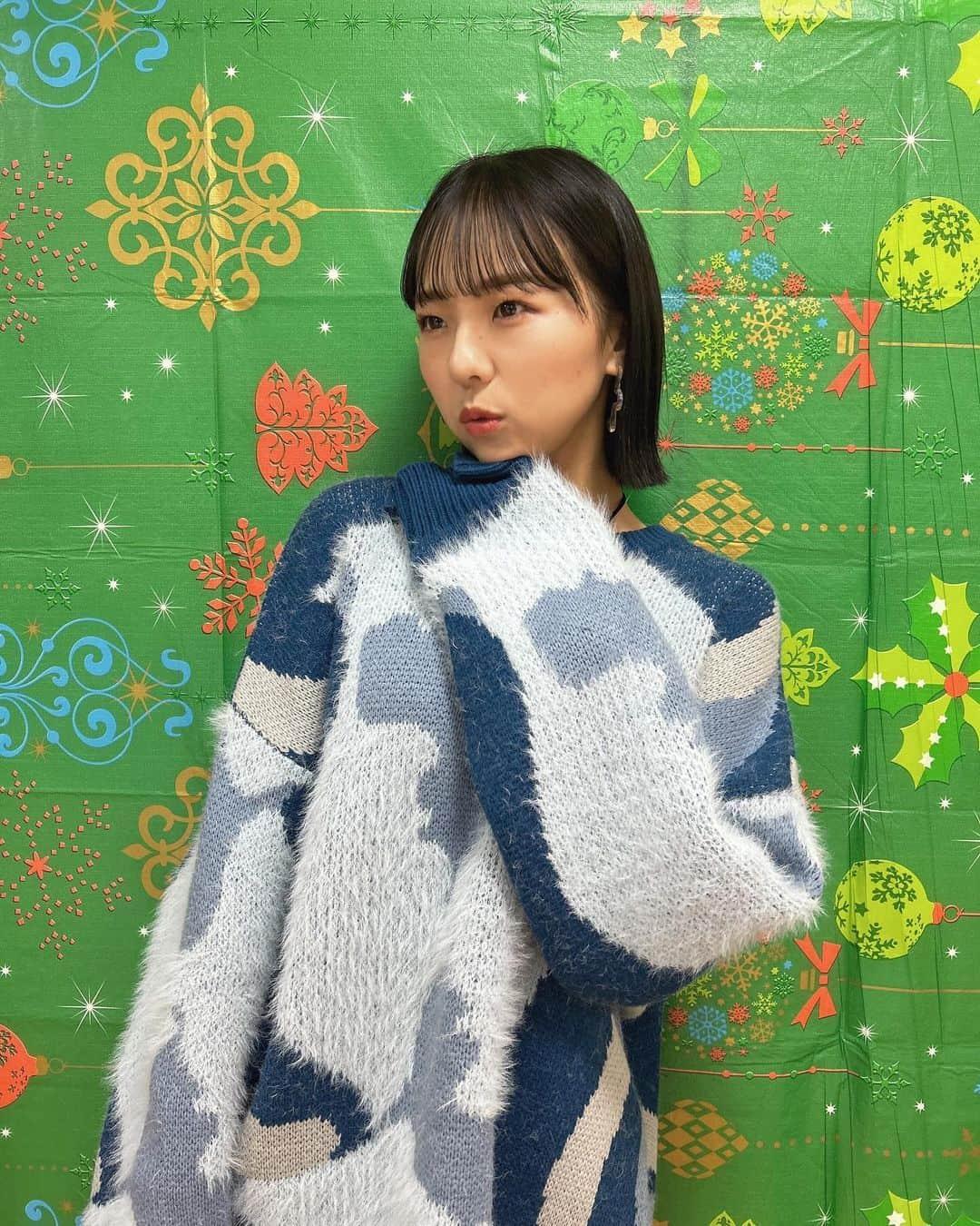 鍛治島彩のインスタグラム：「グッズゲットしてねん　#冬　#ニット」